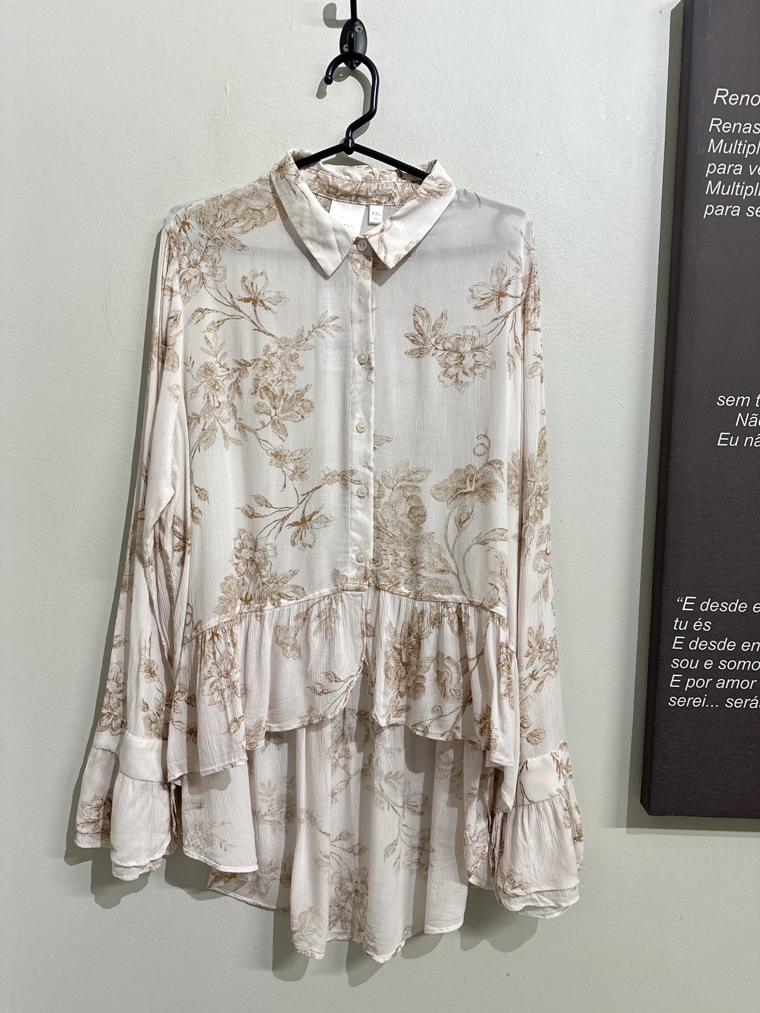 Camisa off white com estampa floral marrom m/longa Lauren Conrad de viscose - GG branco, marrom tamanho GG - foto principal