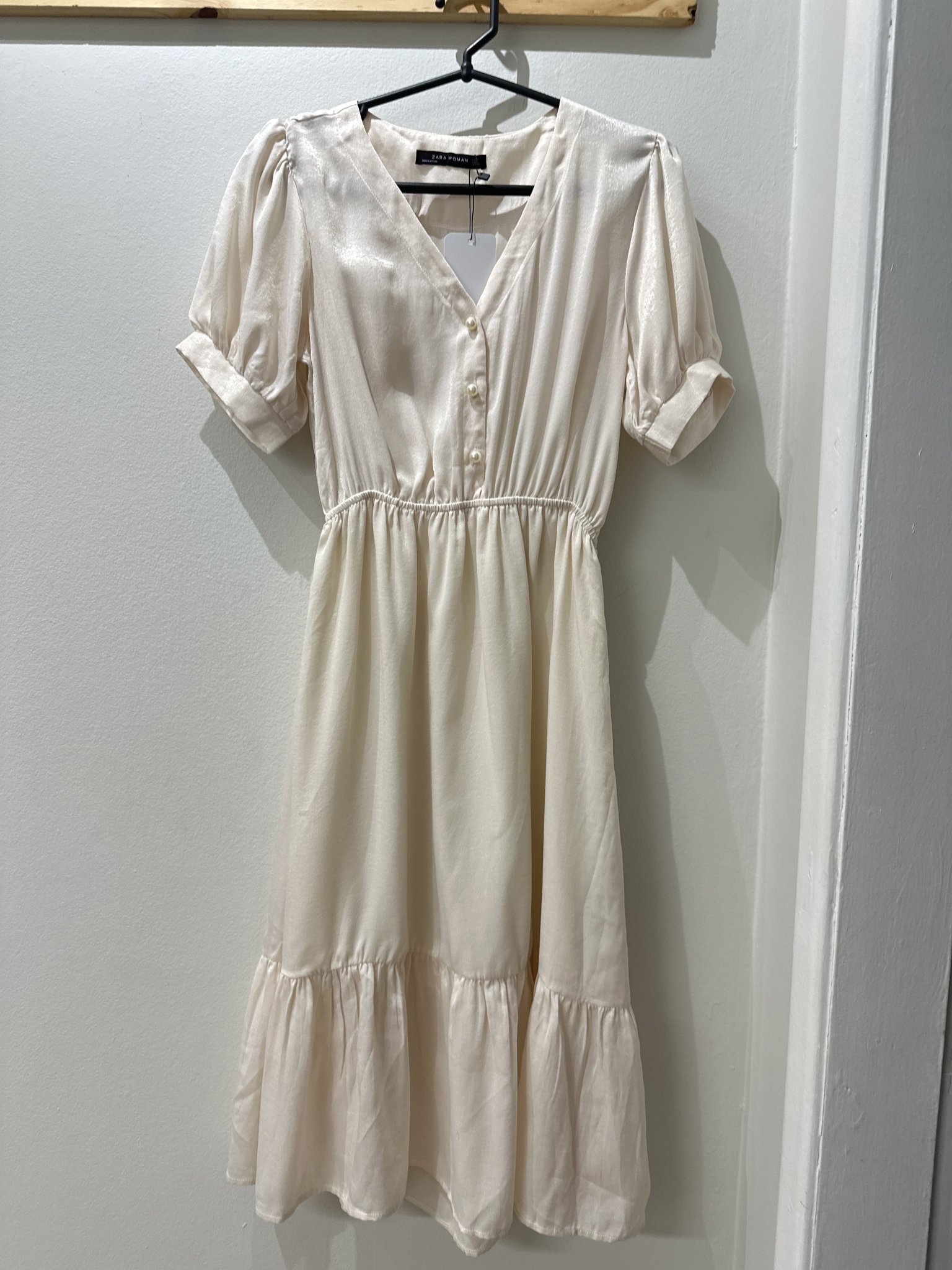Vestido midi off white de botões perola m/curta Zara - P