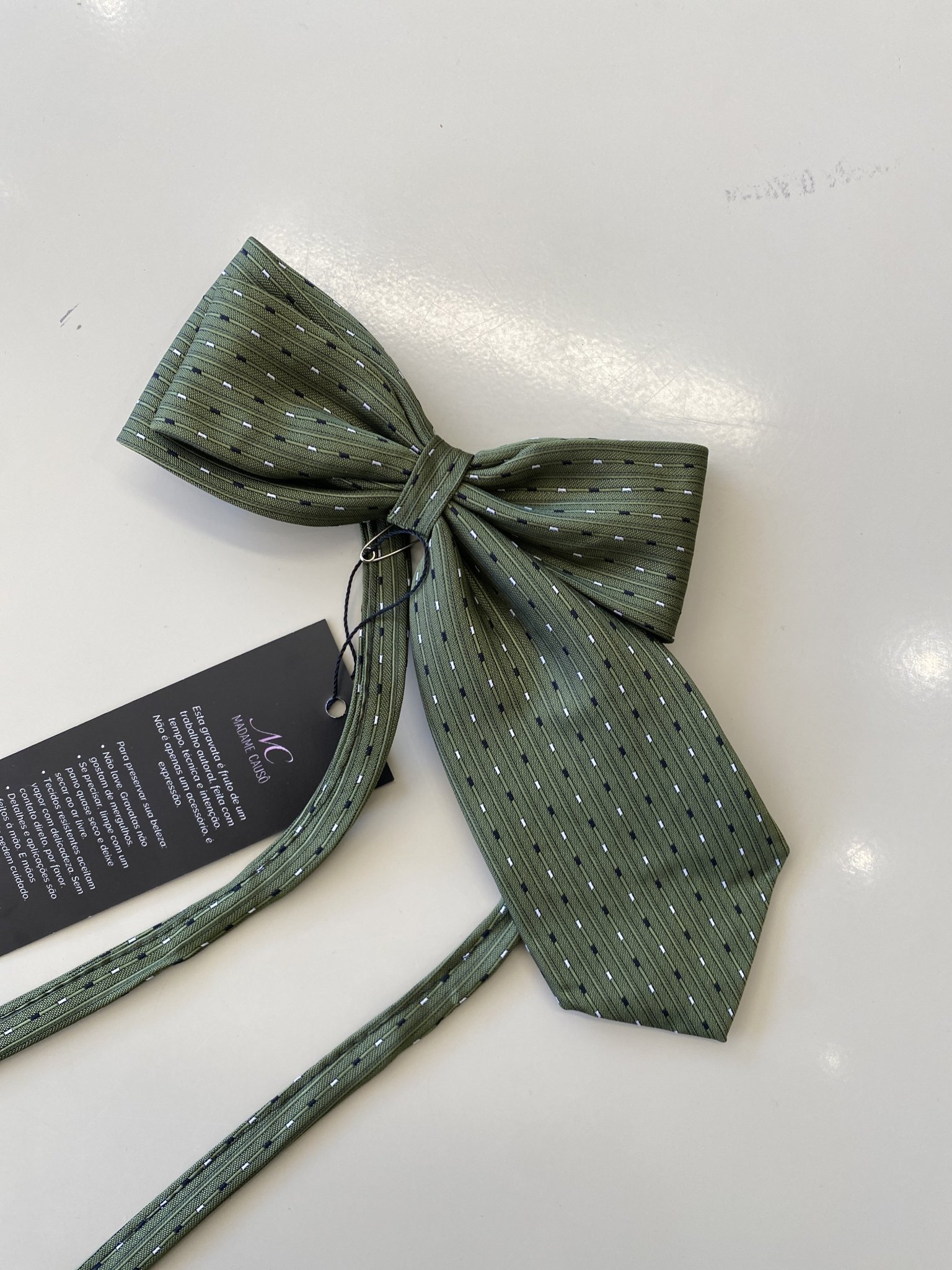 Gravata laço broche