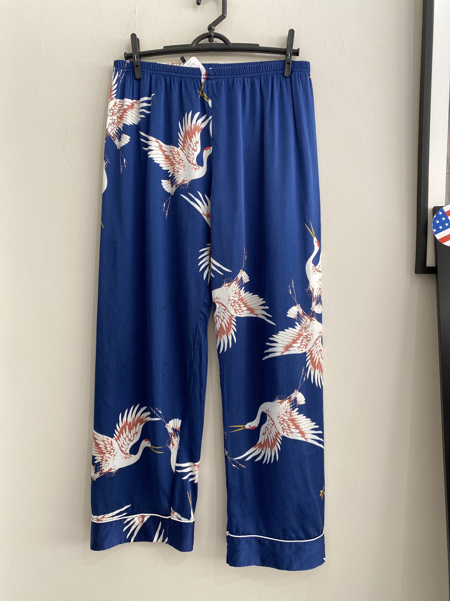 Calça azul marinho estampa de garças Silk Silky de seda de cintura regulável - P azul, azul-marinho tamanho P - foto principal