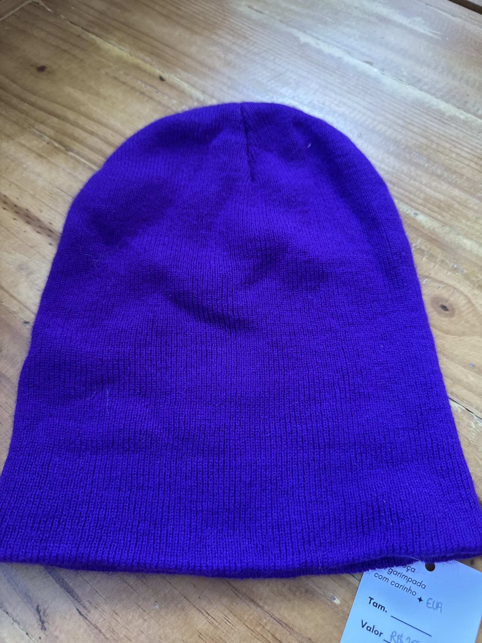 Touca roxa de tricot basica