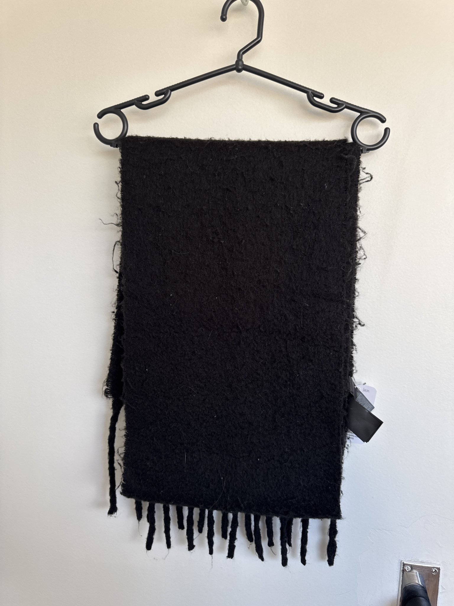 Echarpe preto de franjas na barra H&M