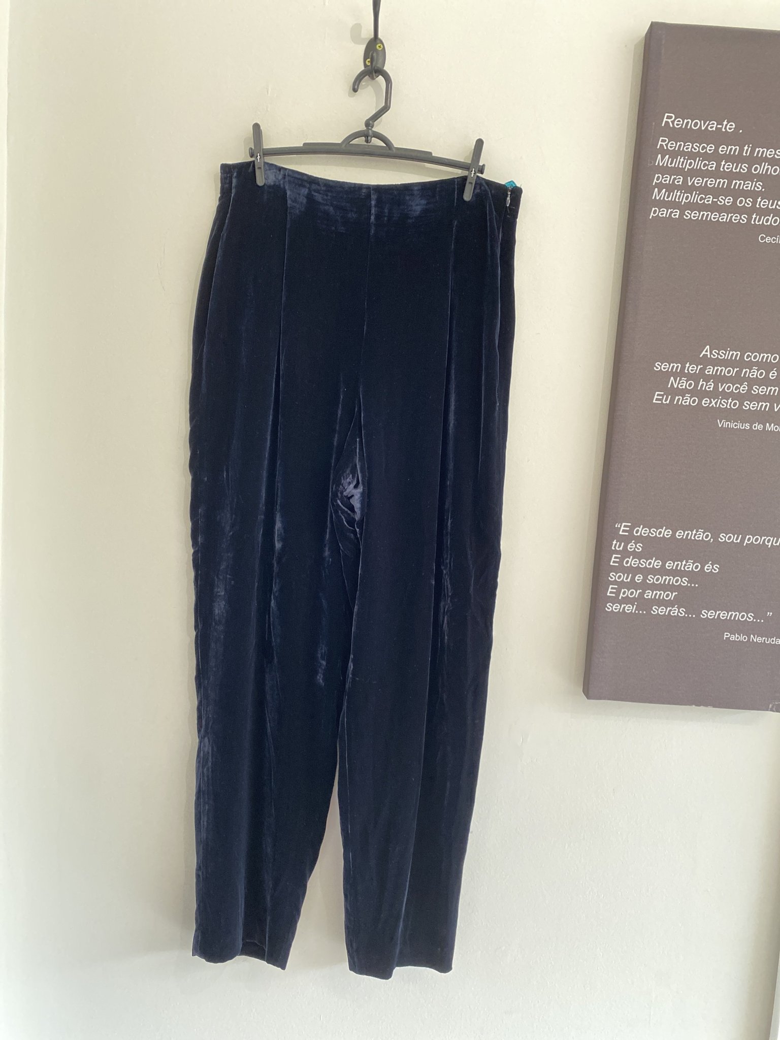 Calça pantalona azul marinho de veludo molhado Dana Buchman de viscose e seda - 44