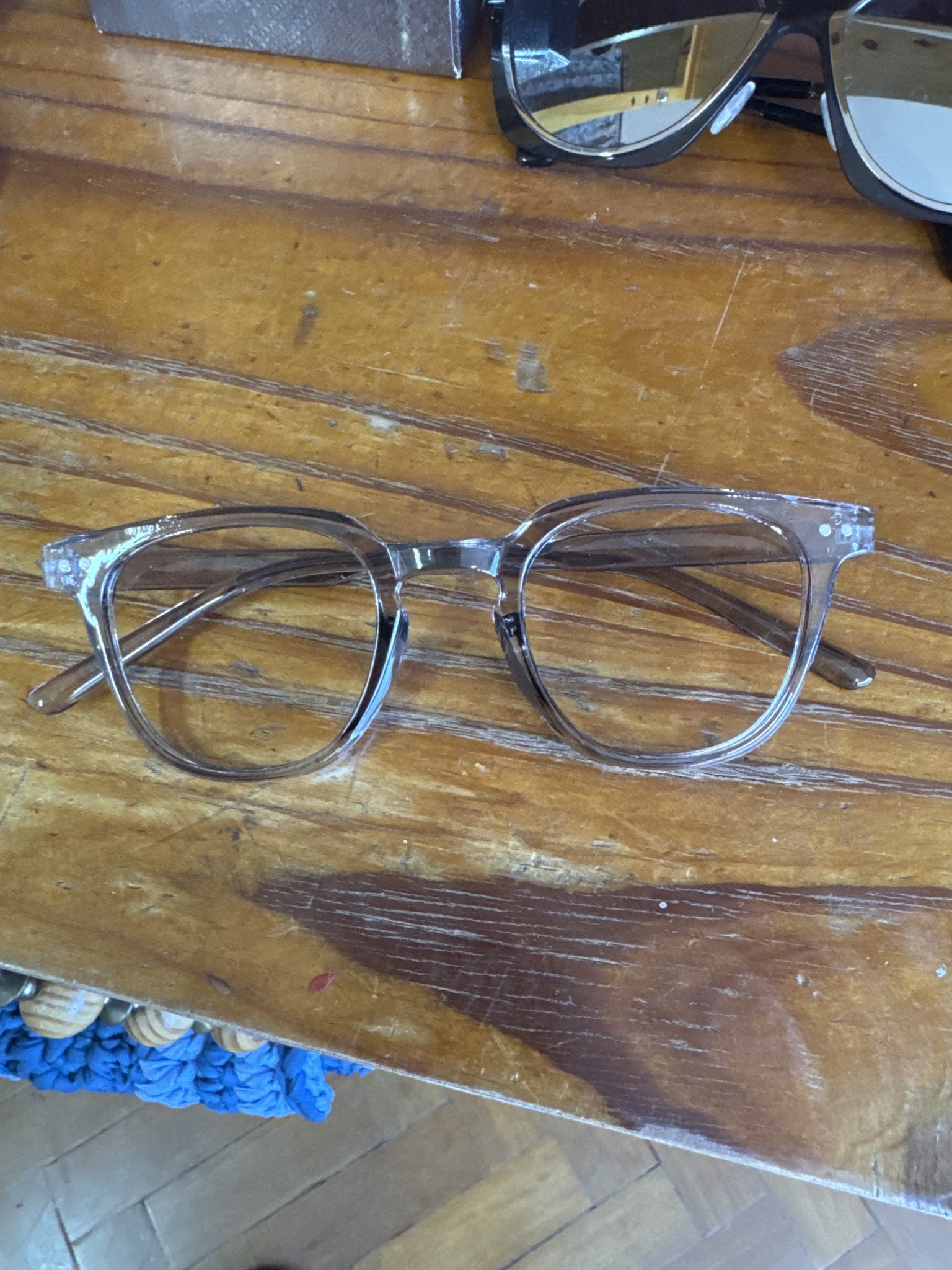 Armação de oculos cinza trasparente