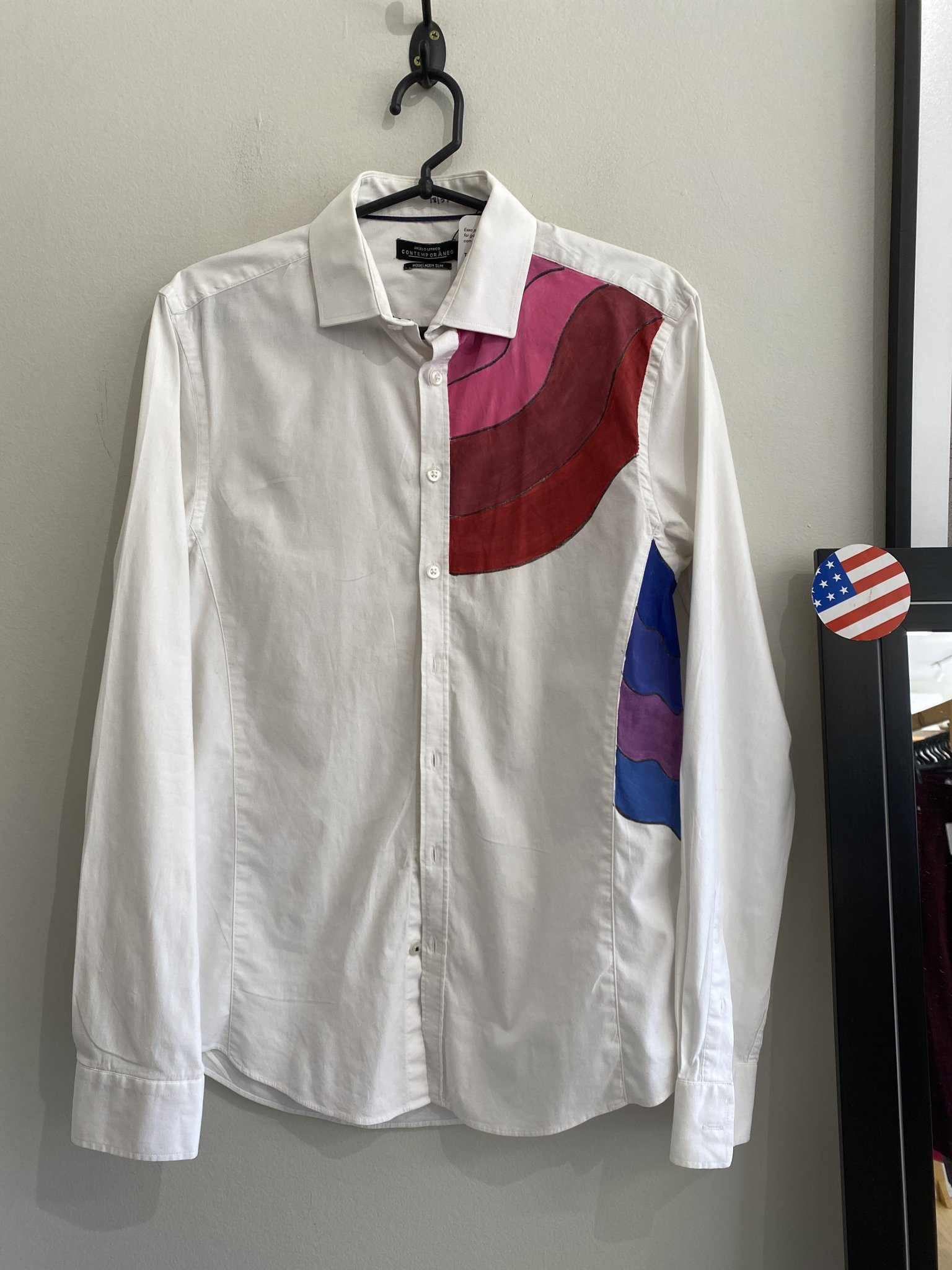 Camisa branca com pintura em arcos coloridos Contemporâneo - P