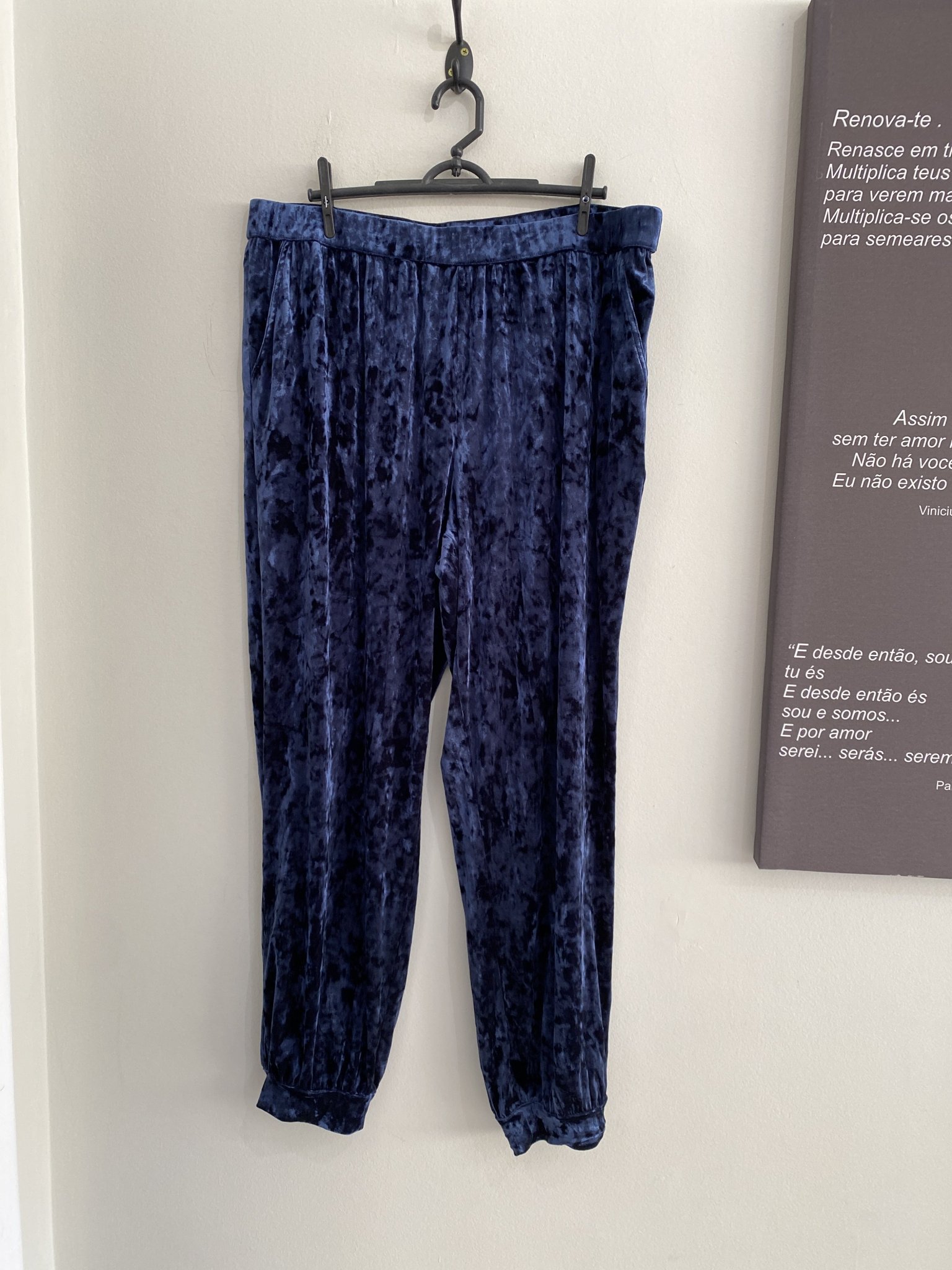 Calça azul marinho de veludo molhado de cintura regulavel Motto - G