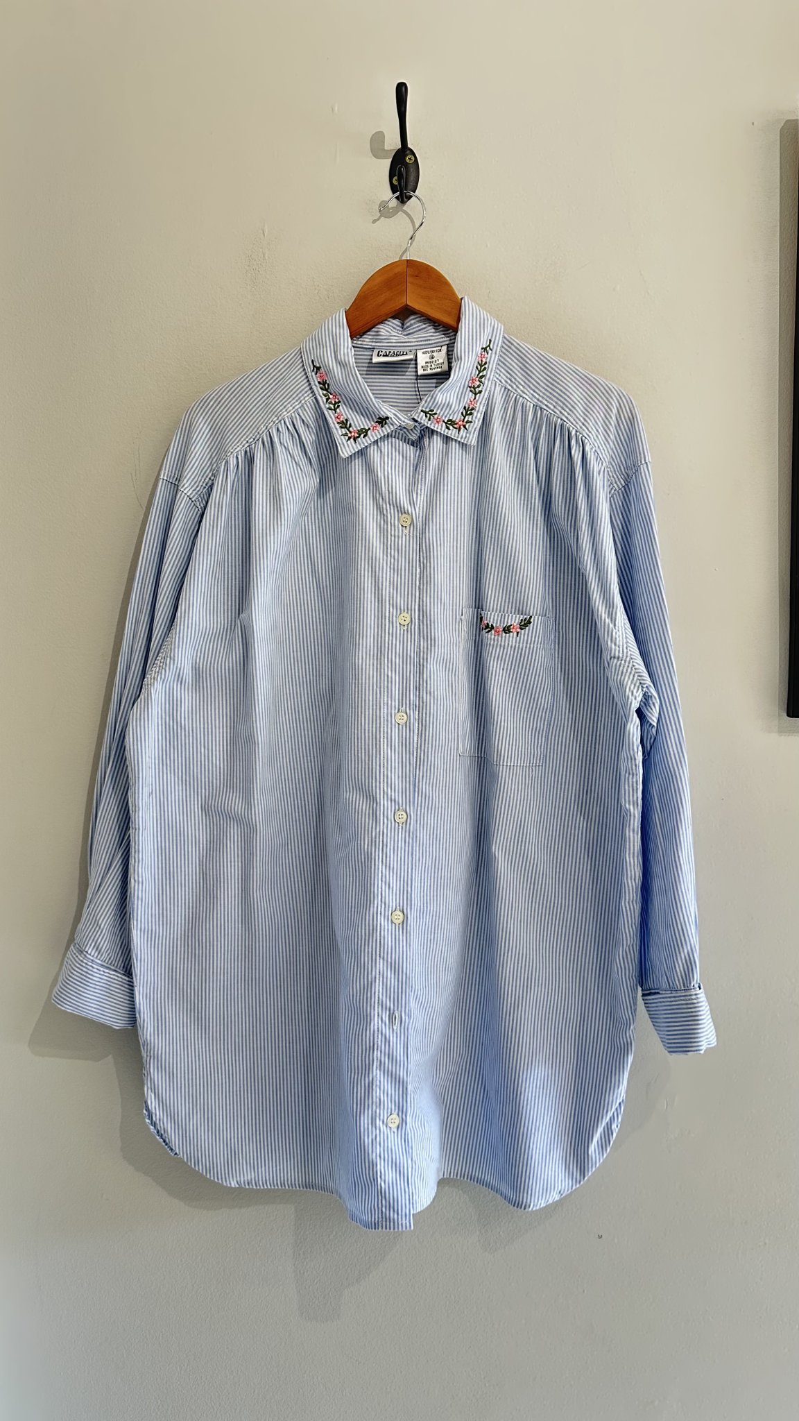 Camisa listrada azul e branco c/bordados flora gola e bolso Capacity vintage 46