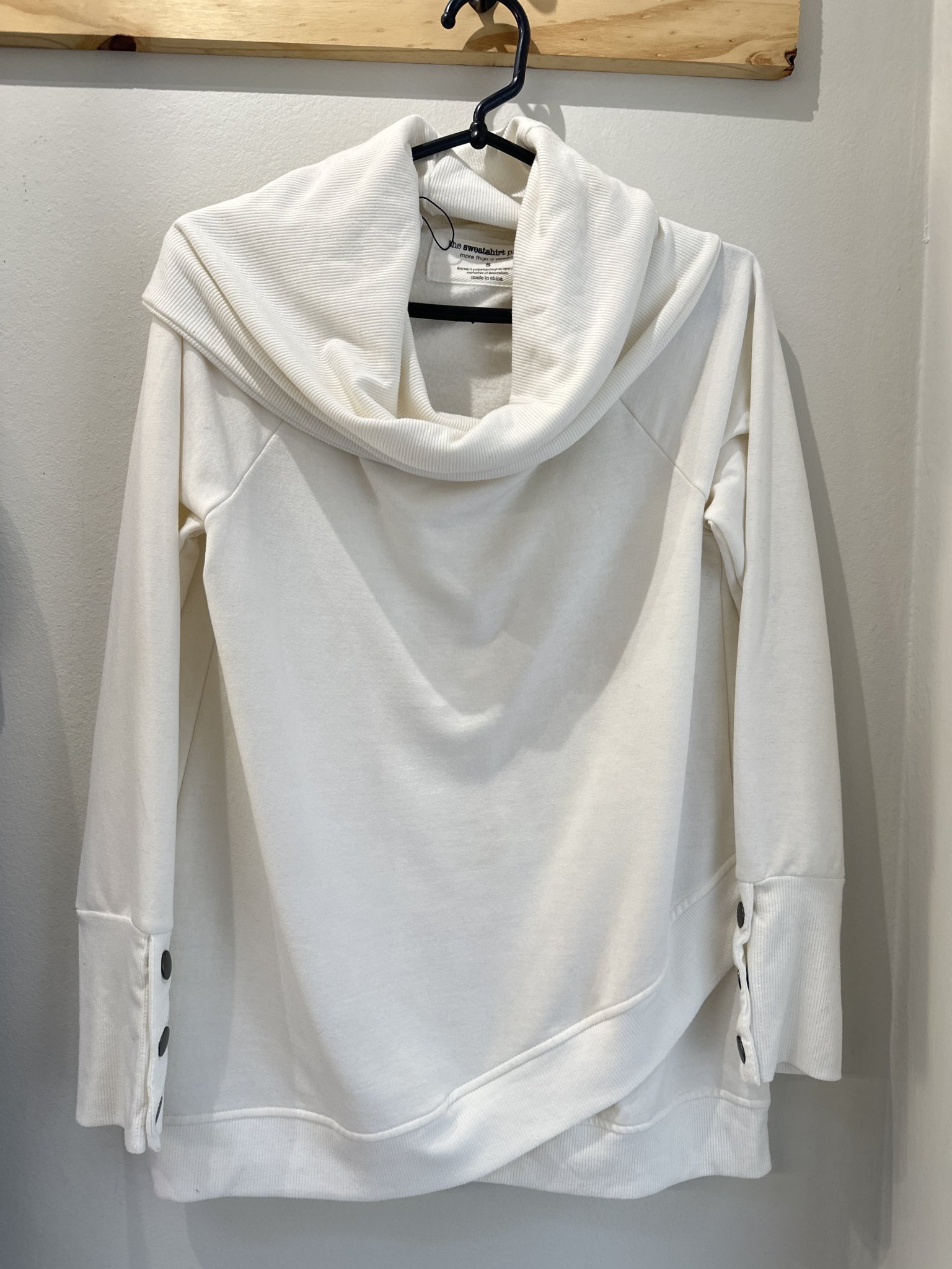 Blusa moletom branca m/longa de botões dourados e gola alta oversize The Sweatshirt - P/M Branco, Amarelo tamanho P/M - foto principal