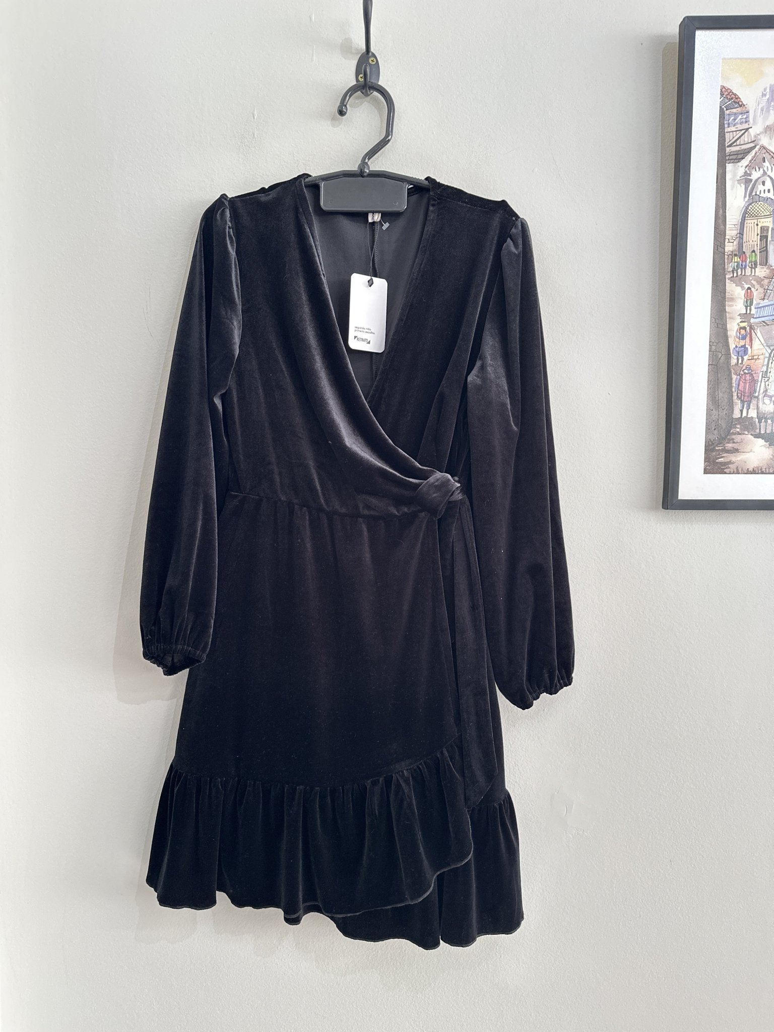 Vestido envelope preto de veludo m/longa e decote v Byinns - M/G