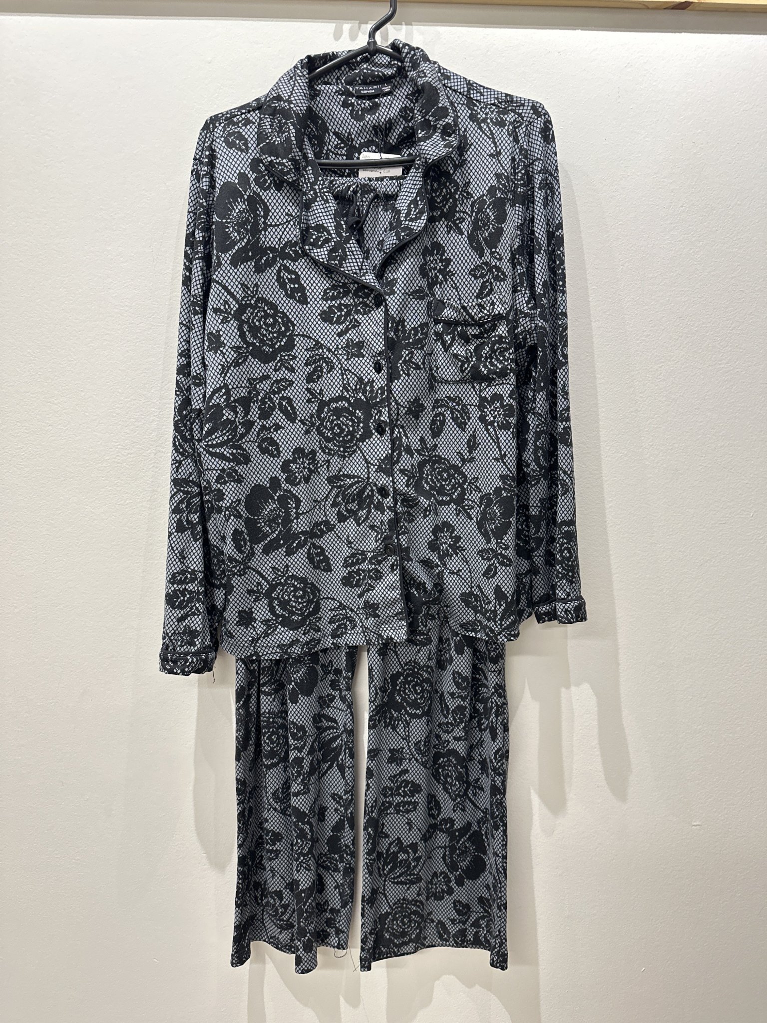 Conjunto pijama cinza e preto floral camisa e calça Tahari- G