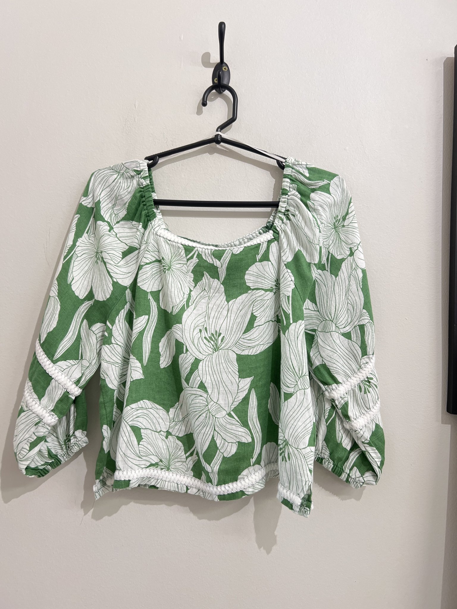 Blusa off white estampa tropical verde de decote princesa manga 7/8 bufante Tahari - P