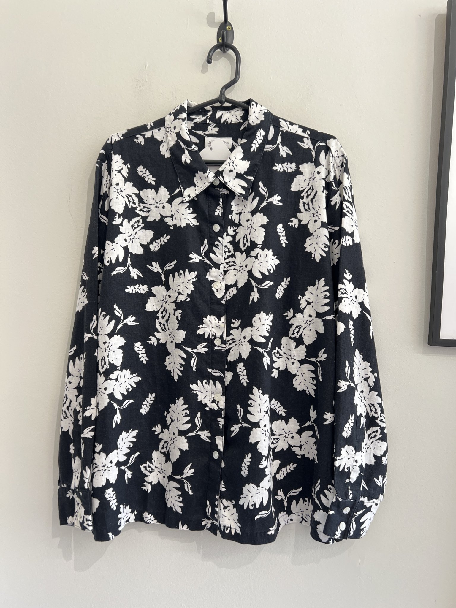 Camisa preta estampa floral branca m/longa  Liz Claiborne de linho - GG