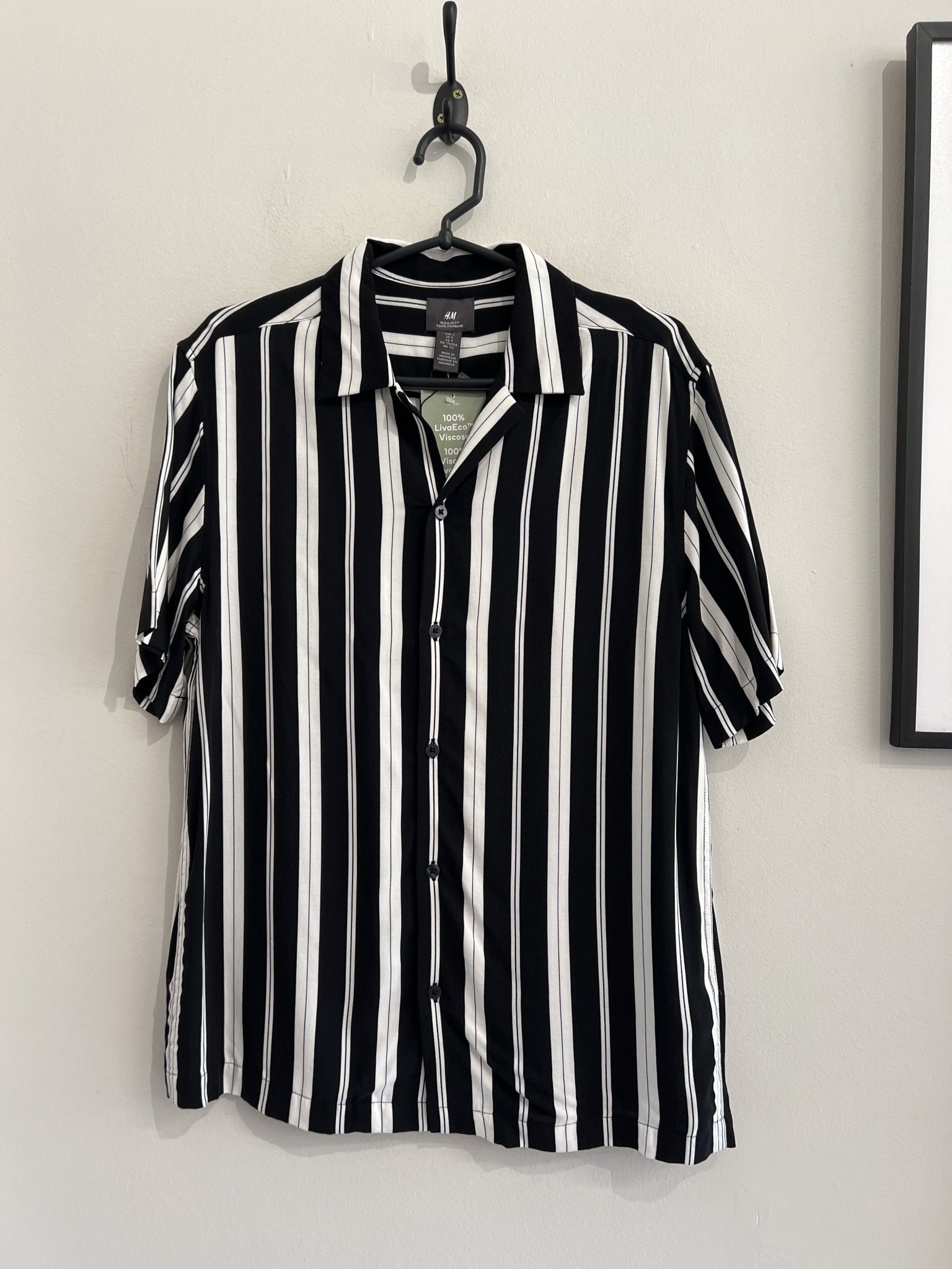 Camisa listrada P&B m/curta H&M de viscose - P