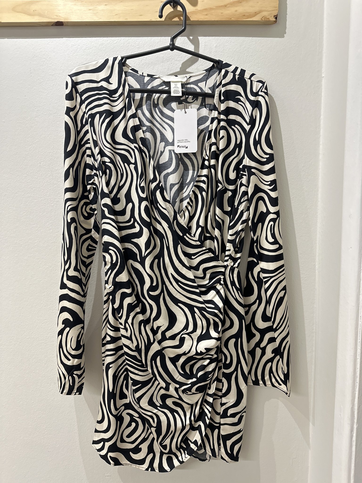 Vestido transpassado P&B estampa abstrata m/longa H&M - P