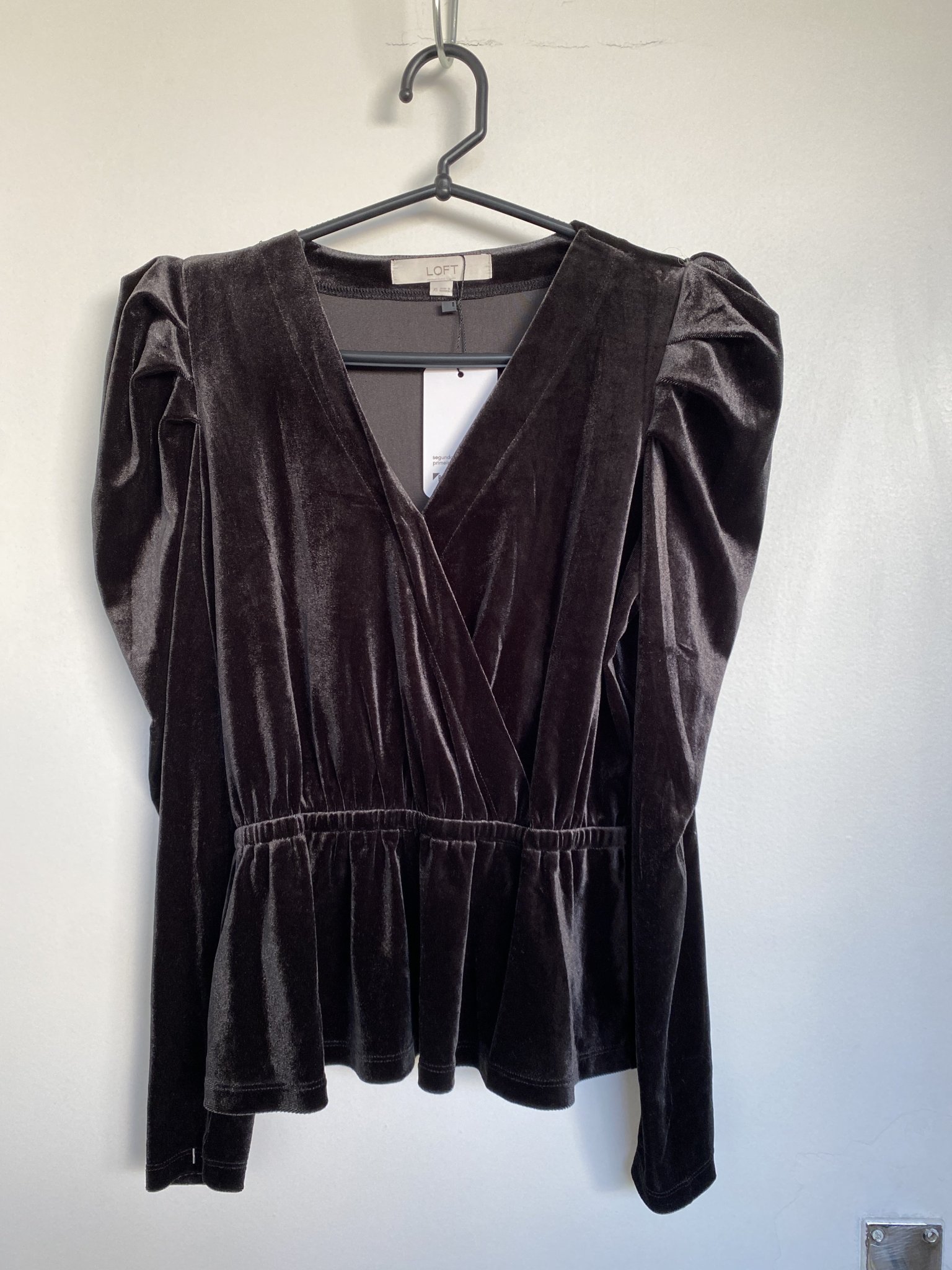 Blusa preta de veludo m/longa bufante de decote v Loft - PP