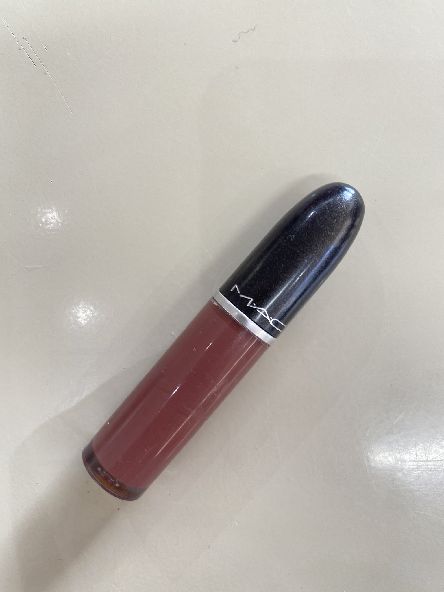 Batom liquido retro matte - topped with brandy da MAC Vinho, Cinza, Bege - foto principal