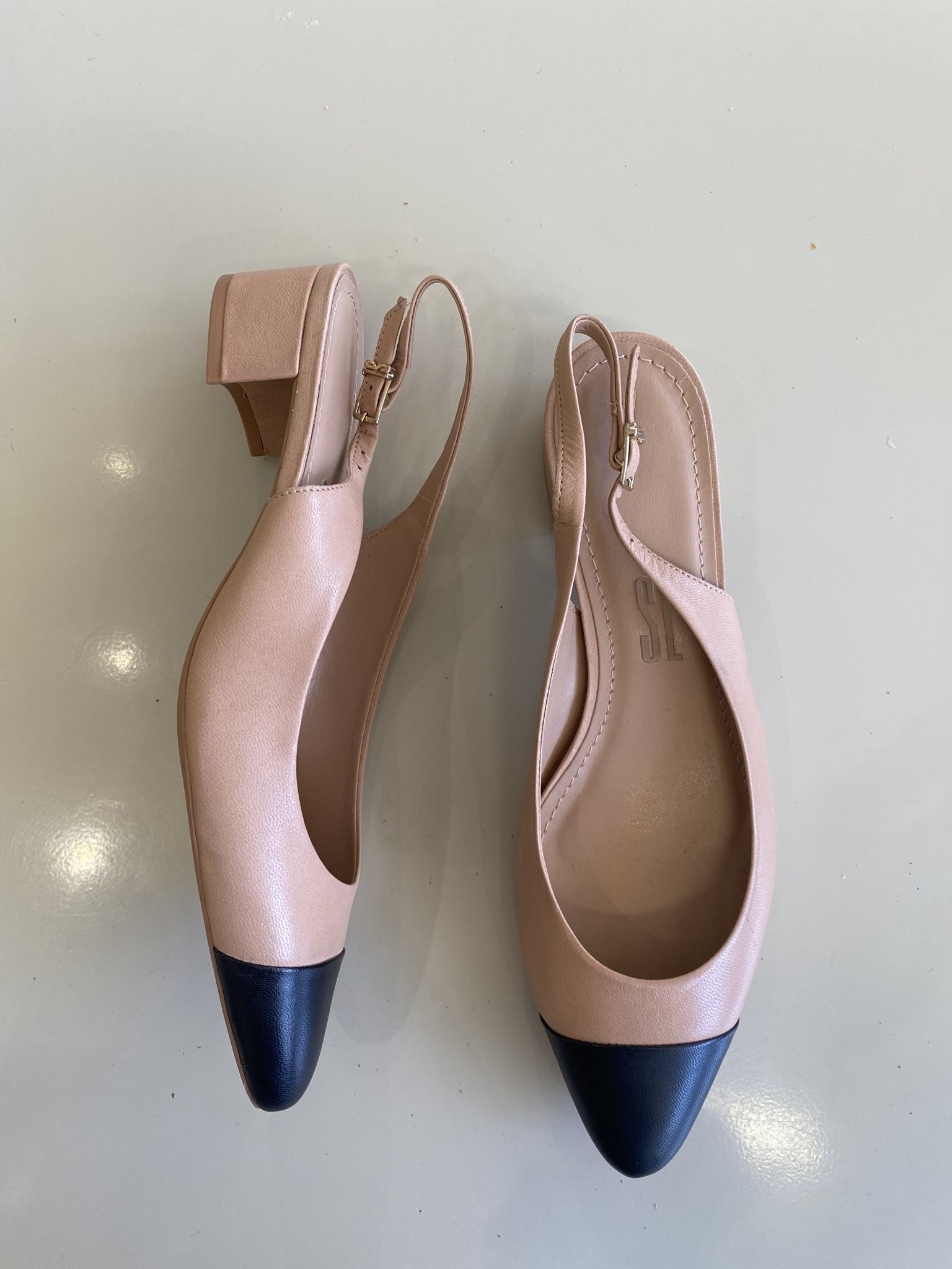 Scarpin slingback nude de ponta preta bico fino Santa Lolla - 39 Preto tamanho 39 - foto principal