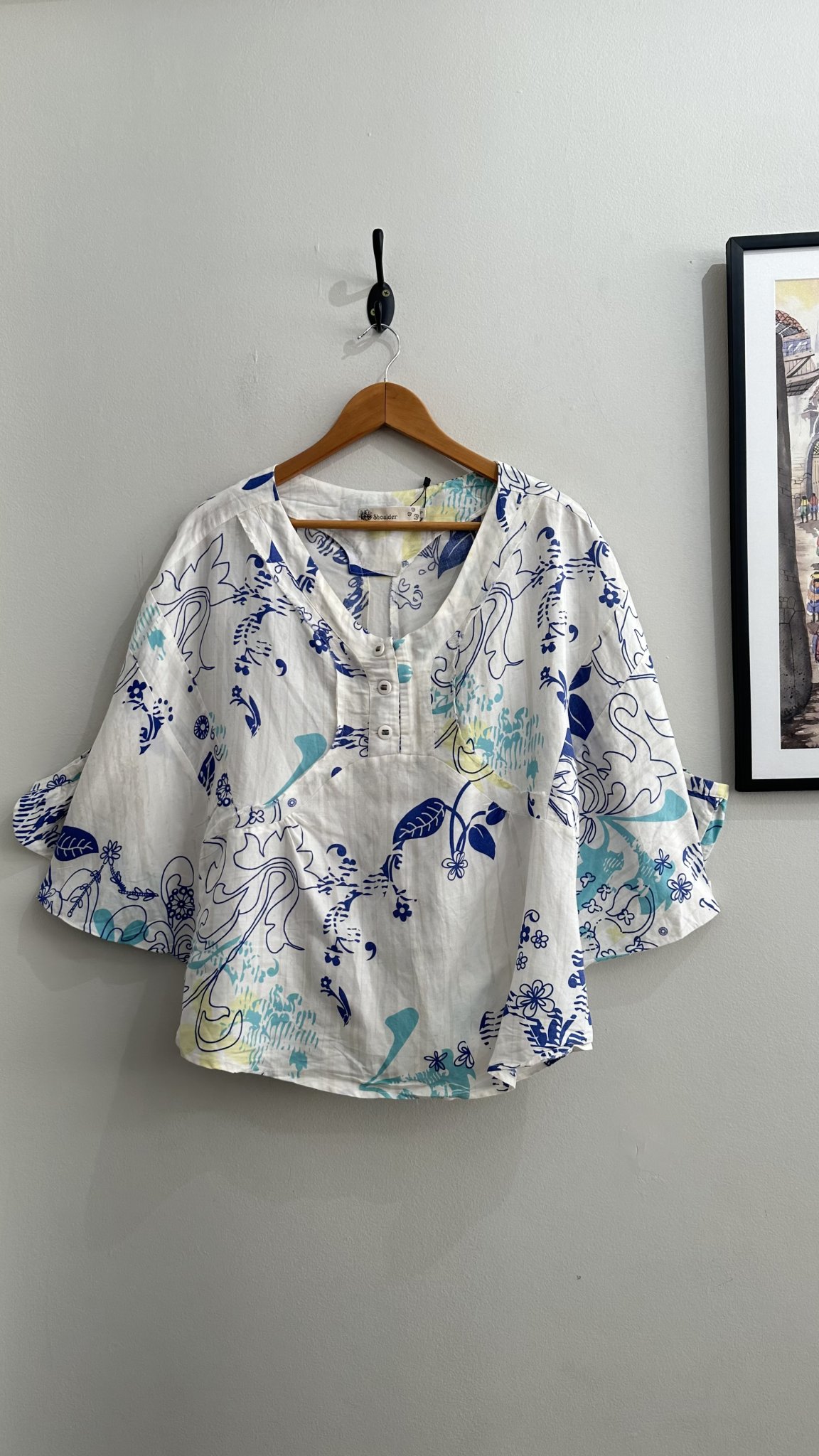 Blusa floral branco e azul de botões manga morcego Shoulder - P branco, azul tamanho P - foto principal