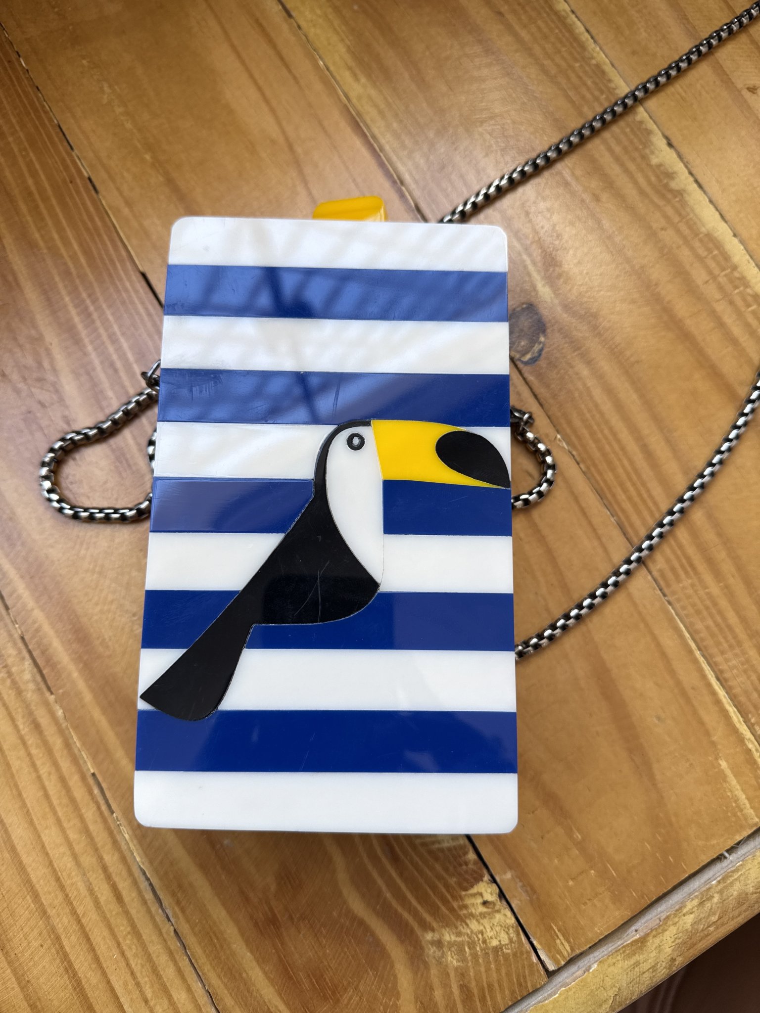 Bolsa tiracolo listrada azul e branco c/tucano de acrilico e madeira La Spezia branco, azul - foto principal