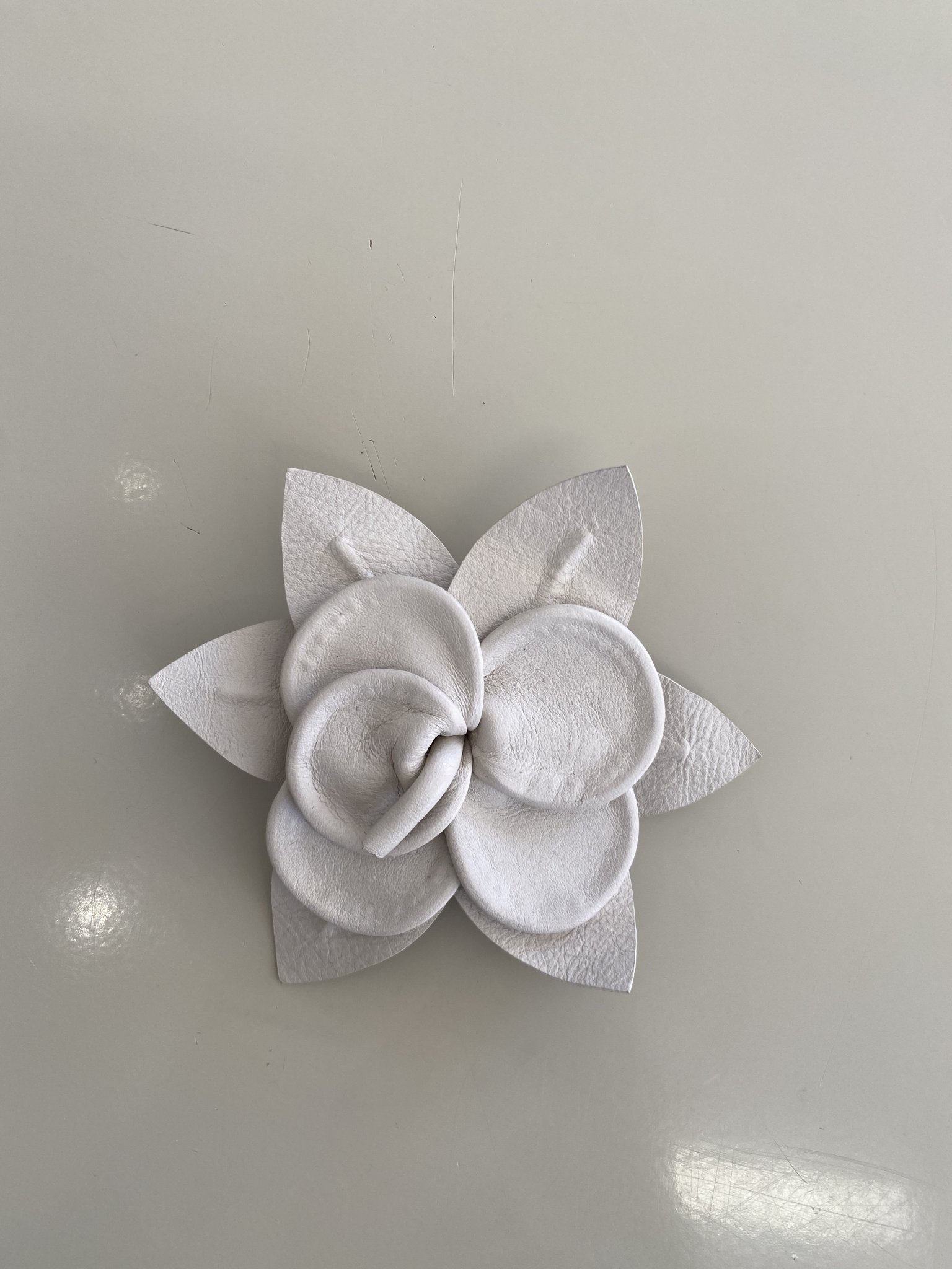 Broche off white flor branco - foto principal
