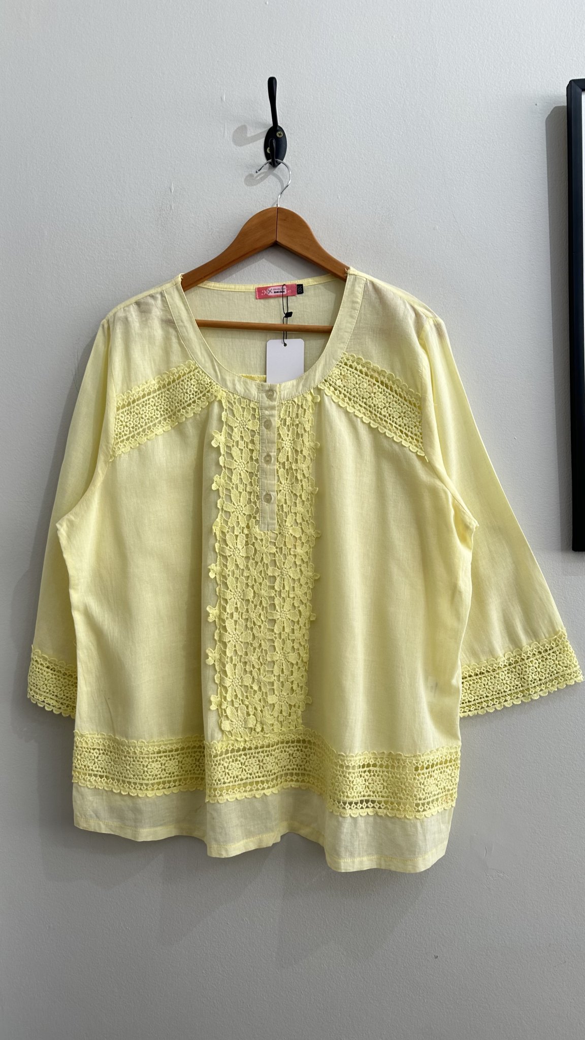 Blusa amarela c/bordados laise m/longa de algodão - G2 Amarelo - foto principal