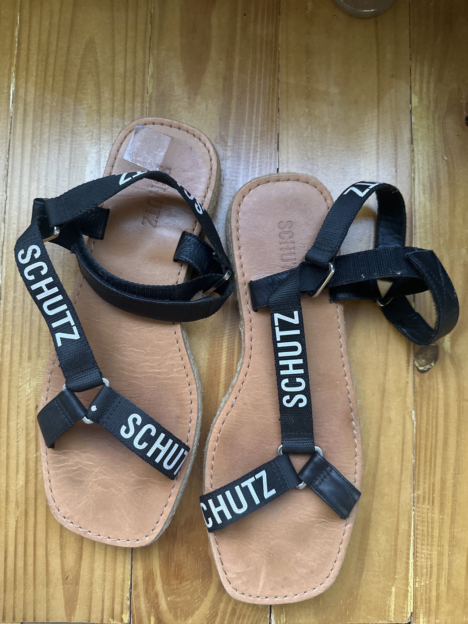 Sandalia de tira preta Schutz *sinais - 39