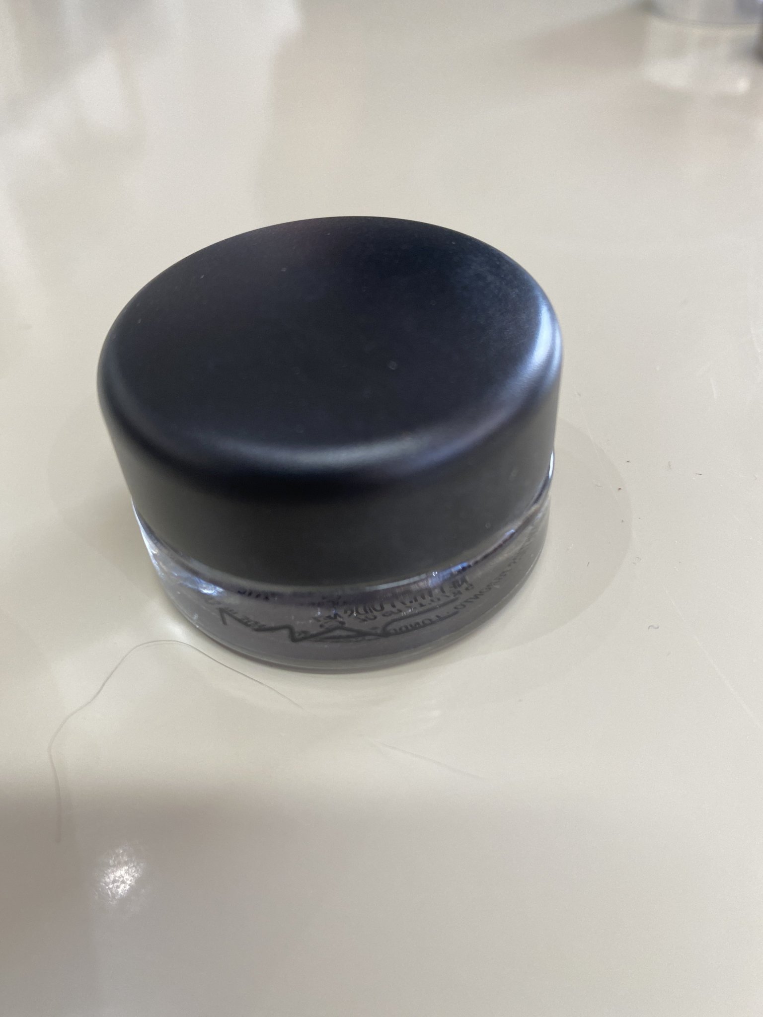 Sombra creme pro lowgwear paint pot - dangerous cuvee da MAC Preto, Azul-marinho - foto principal