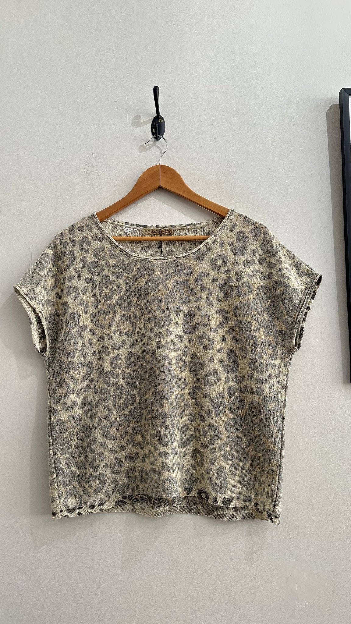 Blusa animal print de tricô m/curta Shoulder - G Bege tamanho G - foto principal
