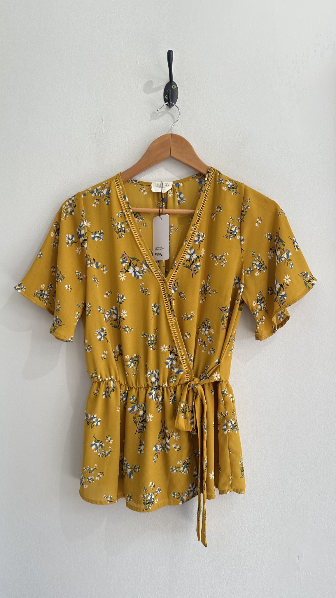 Blusa amarela floral m/curta sino Sienna Sky - P Amarelo tamanho P - foto principal