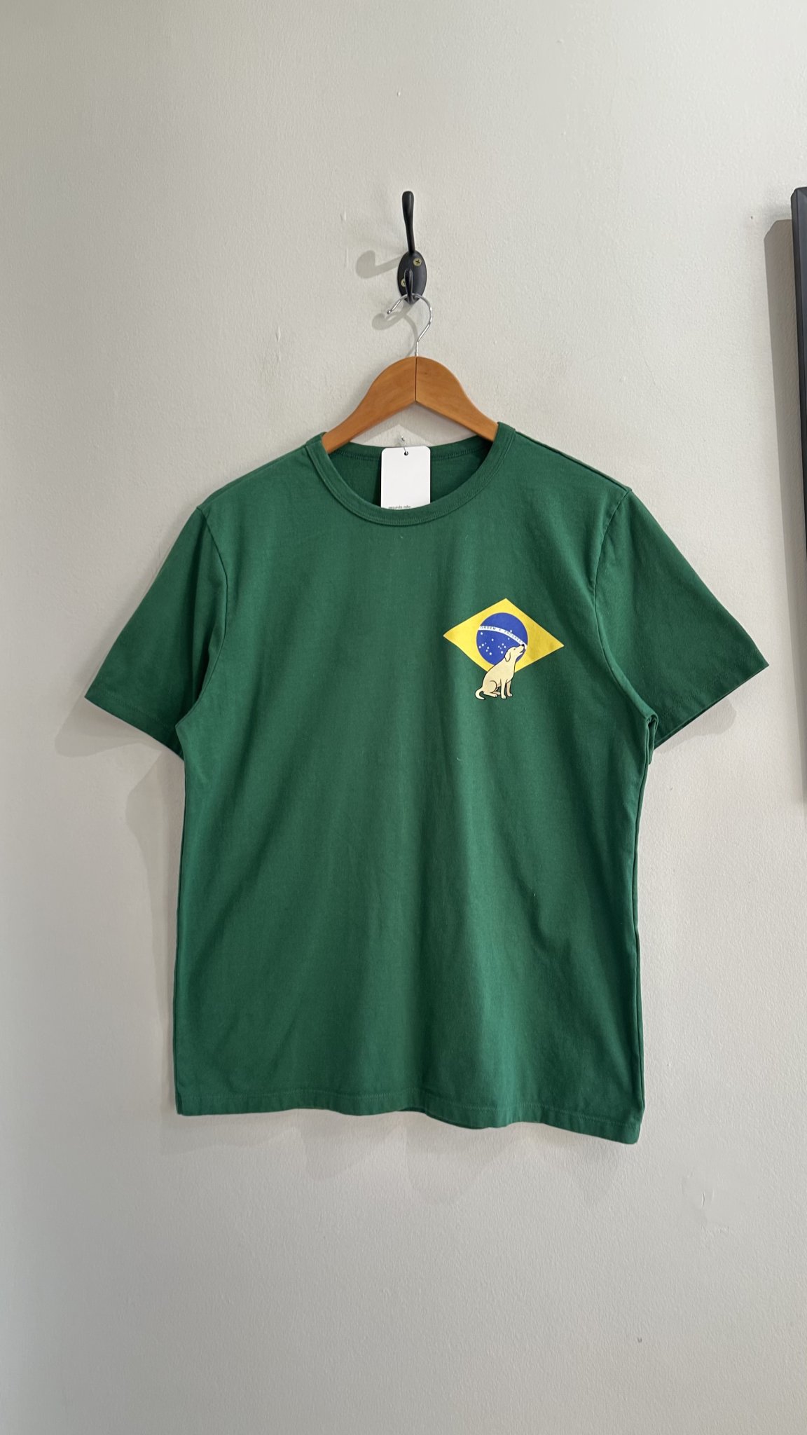 Blusa t-shirt verde bandeira cachorro caramelo - M verde, marrom tamanho M - foto principal