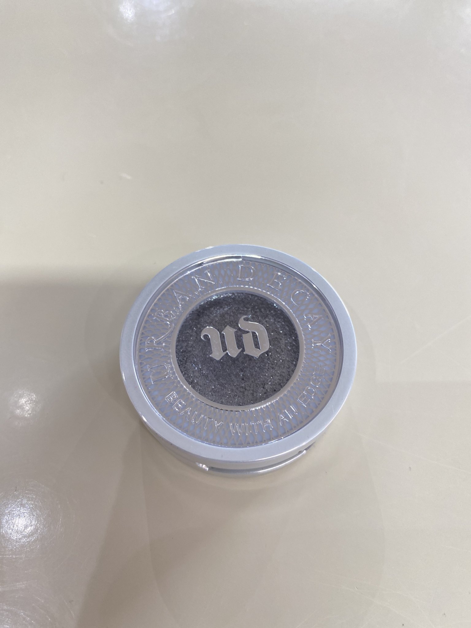 Sombra compacta Urban Decay linha Moondust Moonspoon - chumbo Azul - foto principal