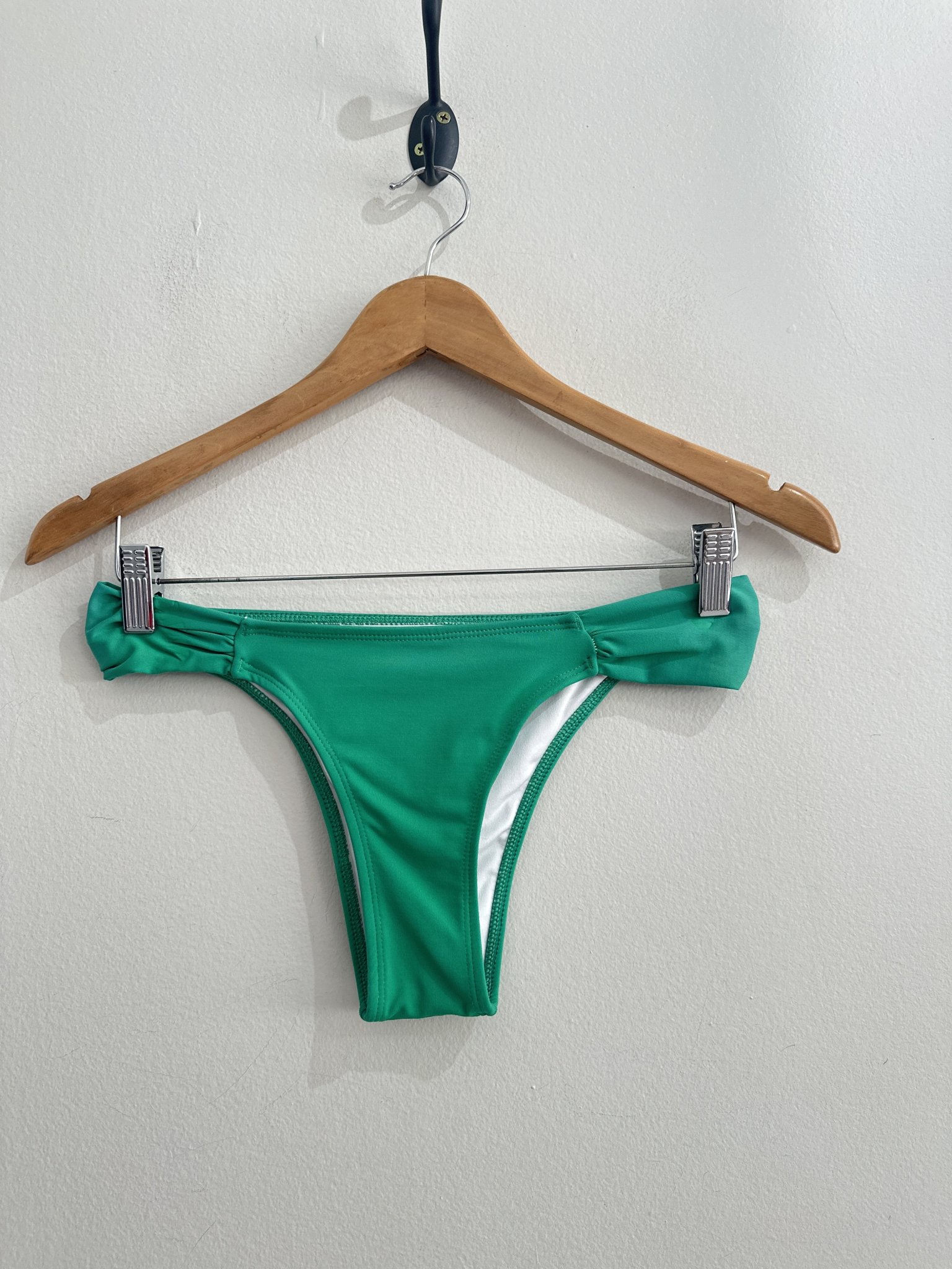 Calcinha de biquini verde bandeira Acqua Bronze na etiqueta verde, bronze - vista adicional 2