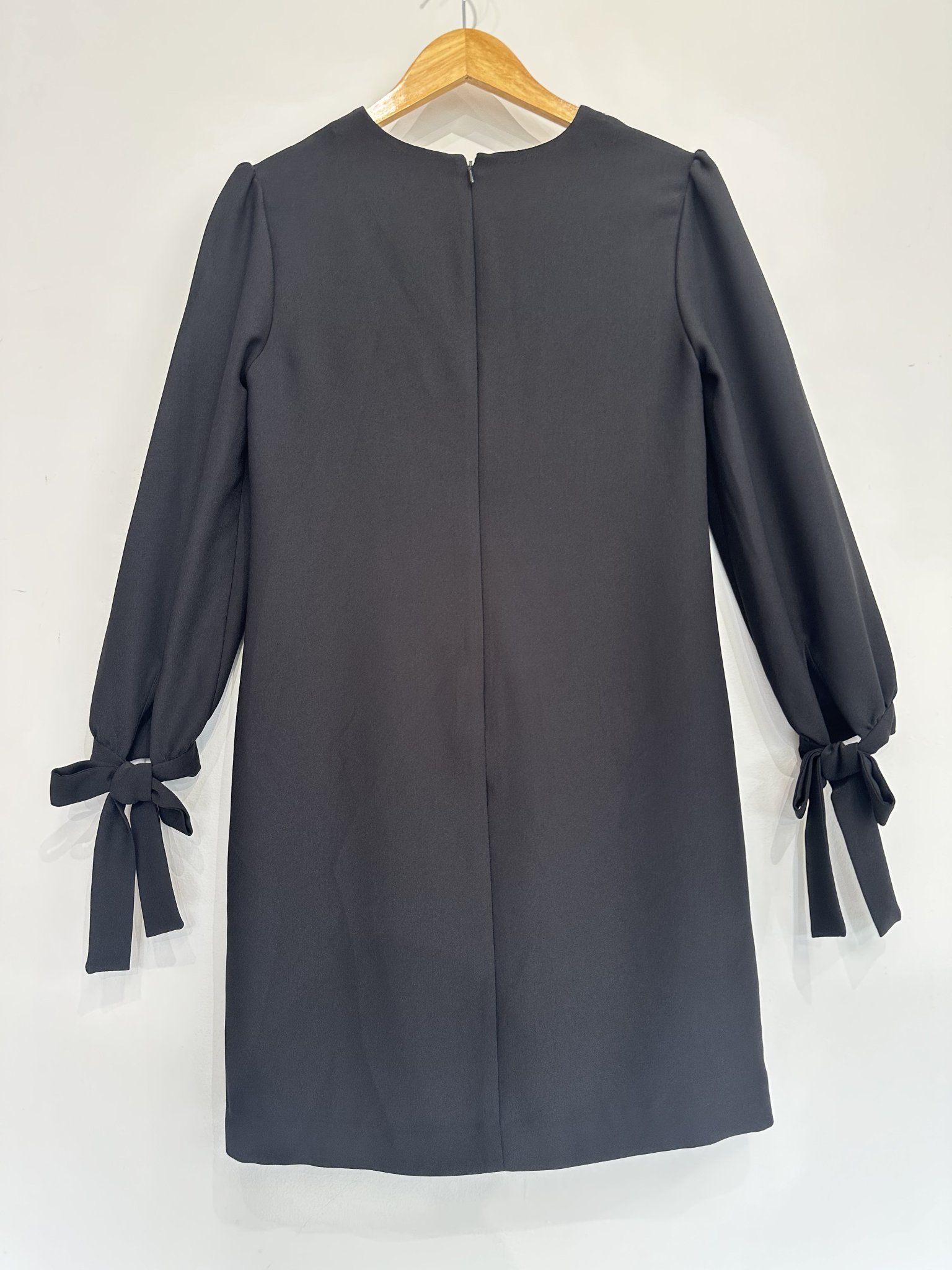 Vestido preto m/longa com amarração laço punho Banana Republic no poliéster - vista adicional 2