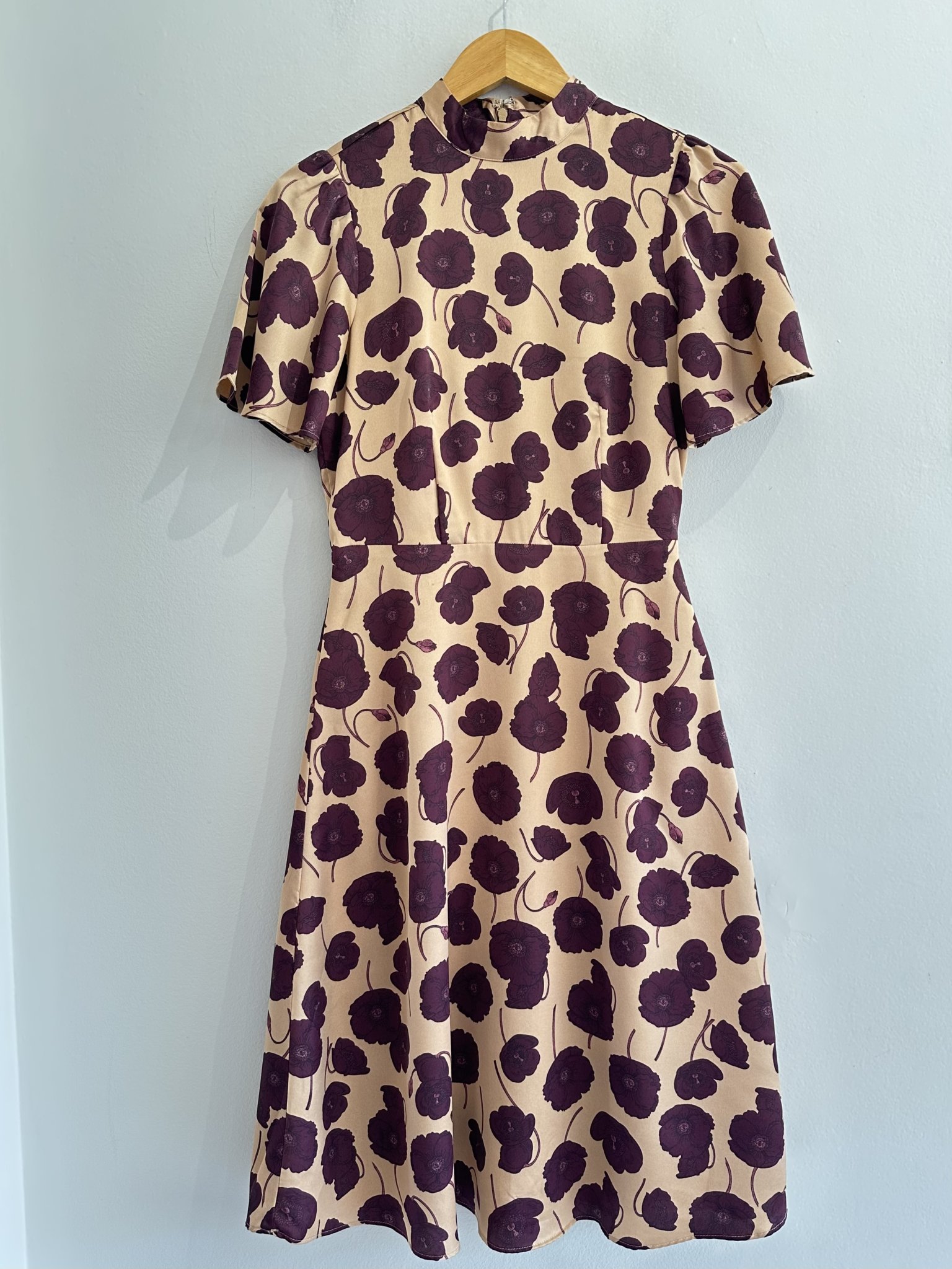 Vestido midi dourado floral fuscia acetinado m/curta Ann Taylor - PP tamanho PP - vista adicional 3