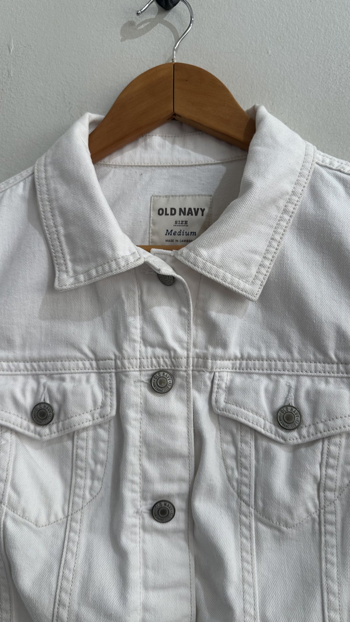 Jaqueta jeans branca Old Navy - M branco, azul-marinho tamanho M - vista adicional 3