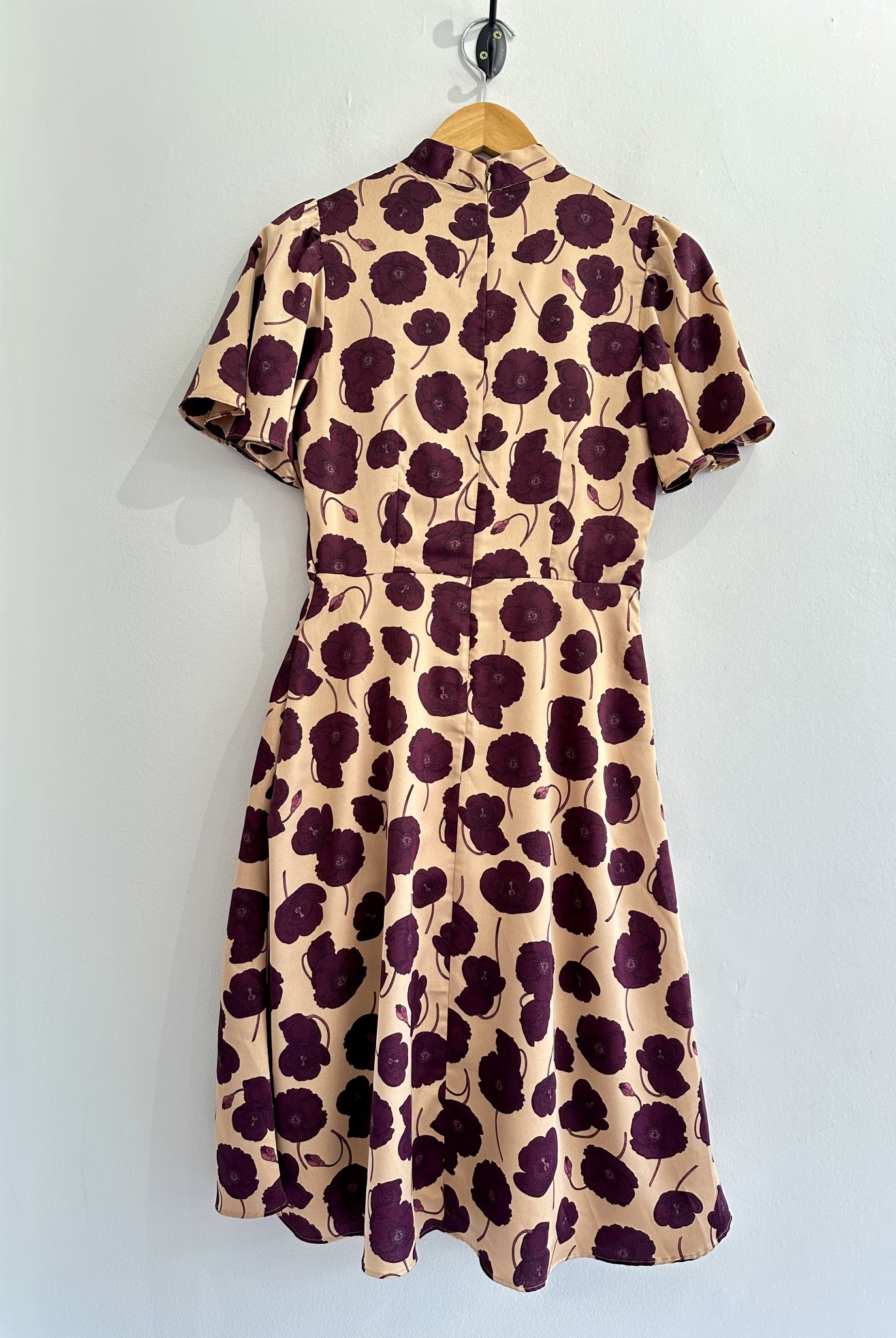 Vestido midi dourado floral fuscia acetinado m/curta Ann Taylor - PP tamanho PP - vista adicional 2