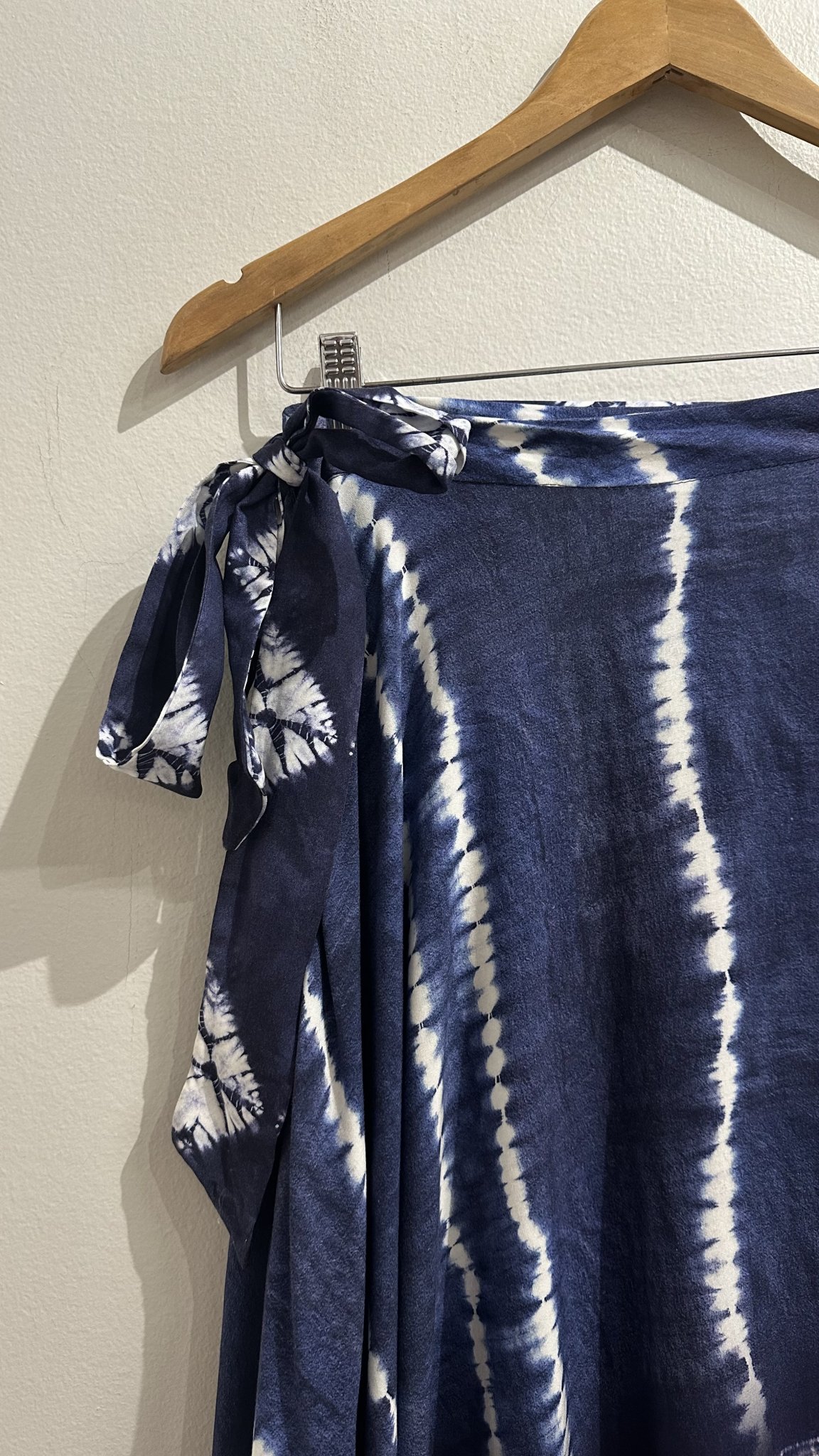 Saia envelope azul tyedye de viscose - M tamanho M - vista adicional 4