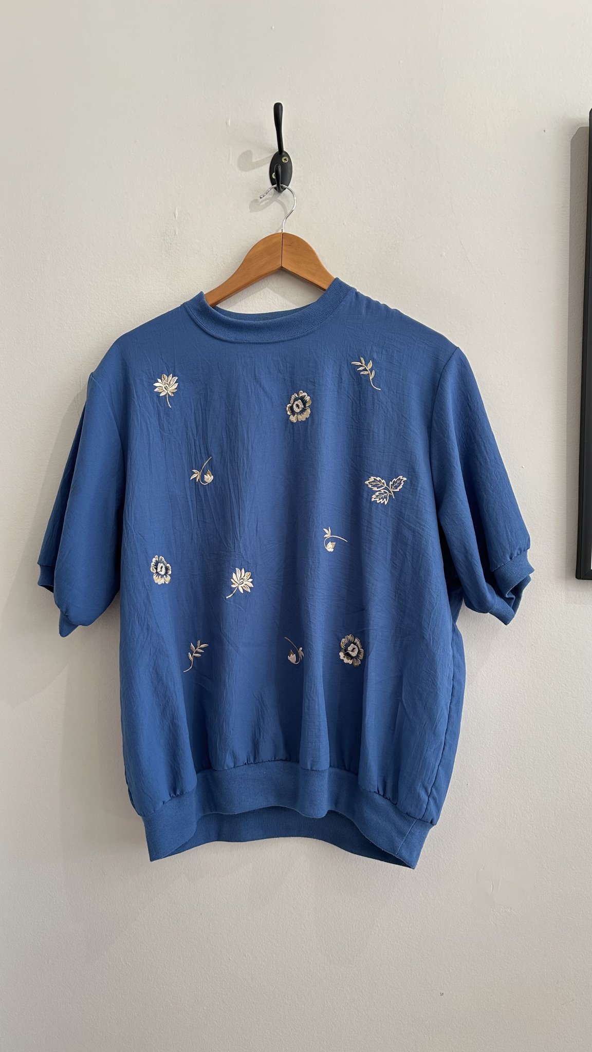 Blusa azul com flores bordadas m/curta Bon Wortth - G tamanho G - FullSizeRender