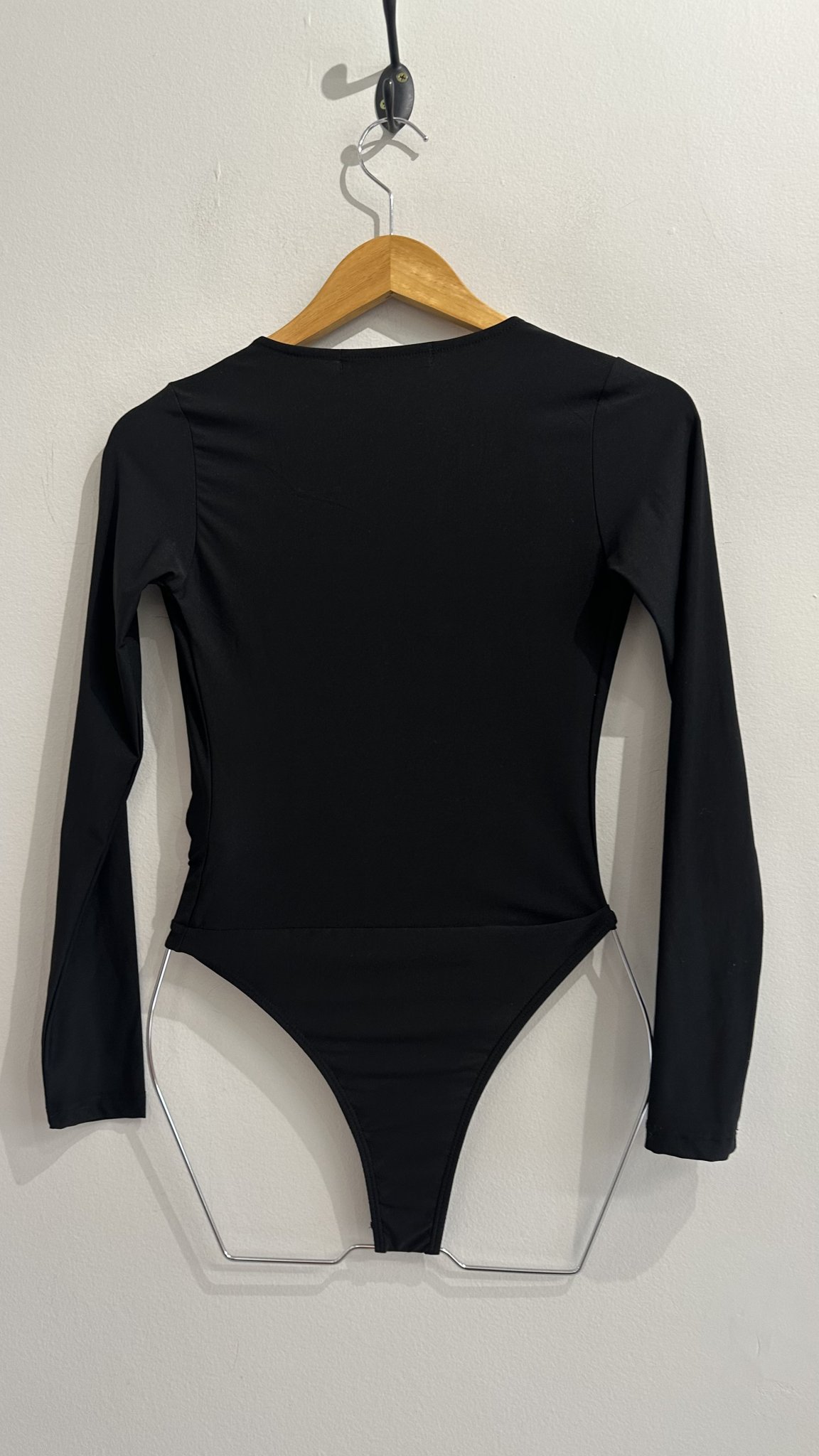 Body preto m/longa e decote v de malha Just Be - PP tamanho PP - vista adicional 3