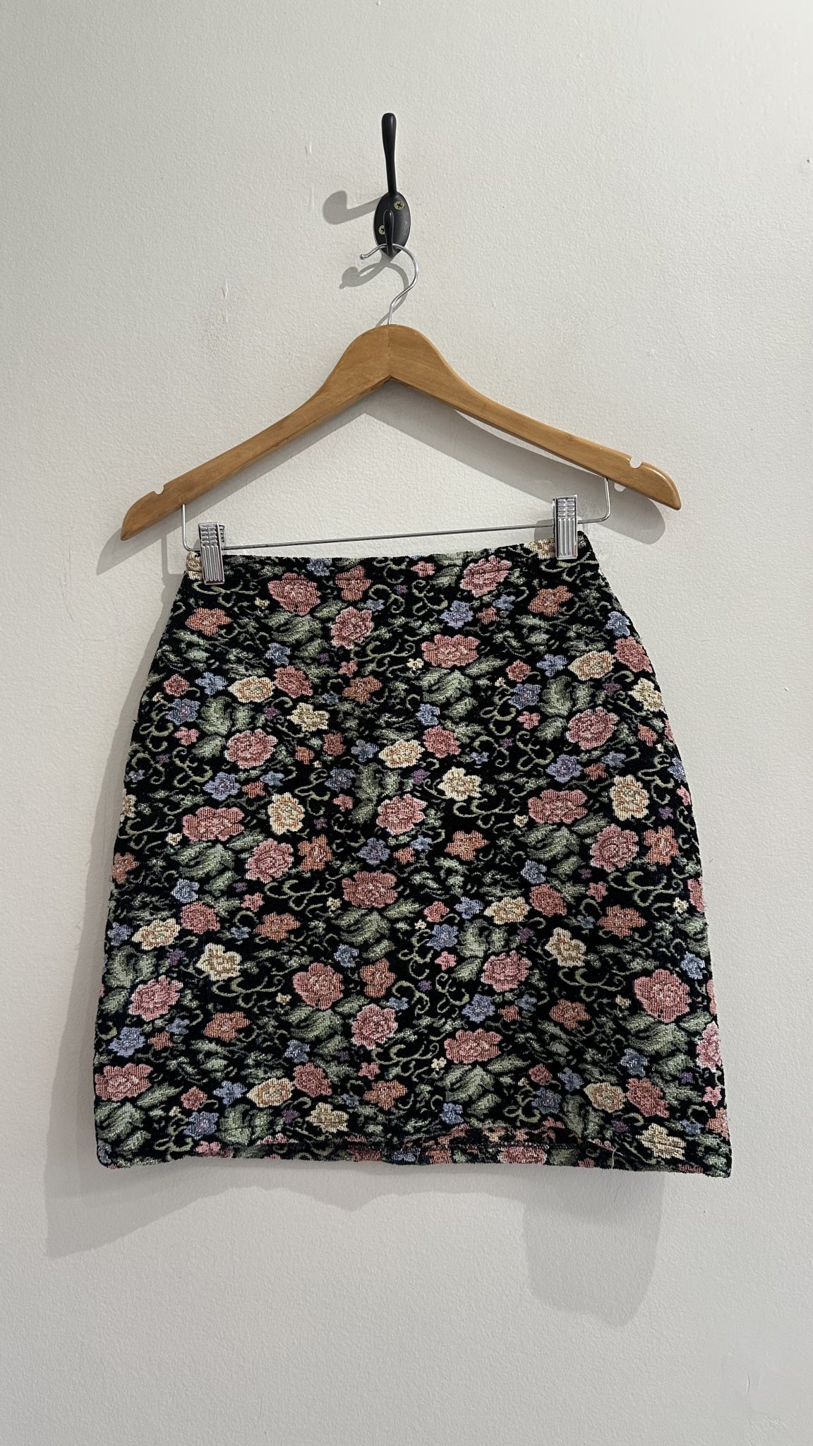 Saia floral jacquard fundo preto Kebal - 38 tamanho 38 - foto principal