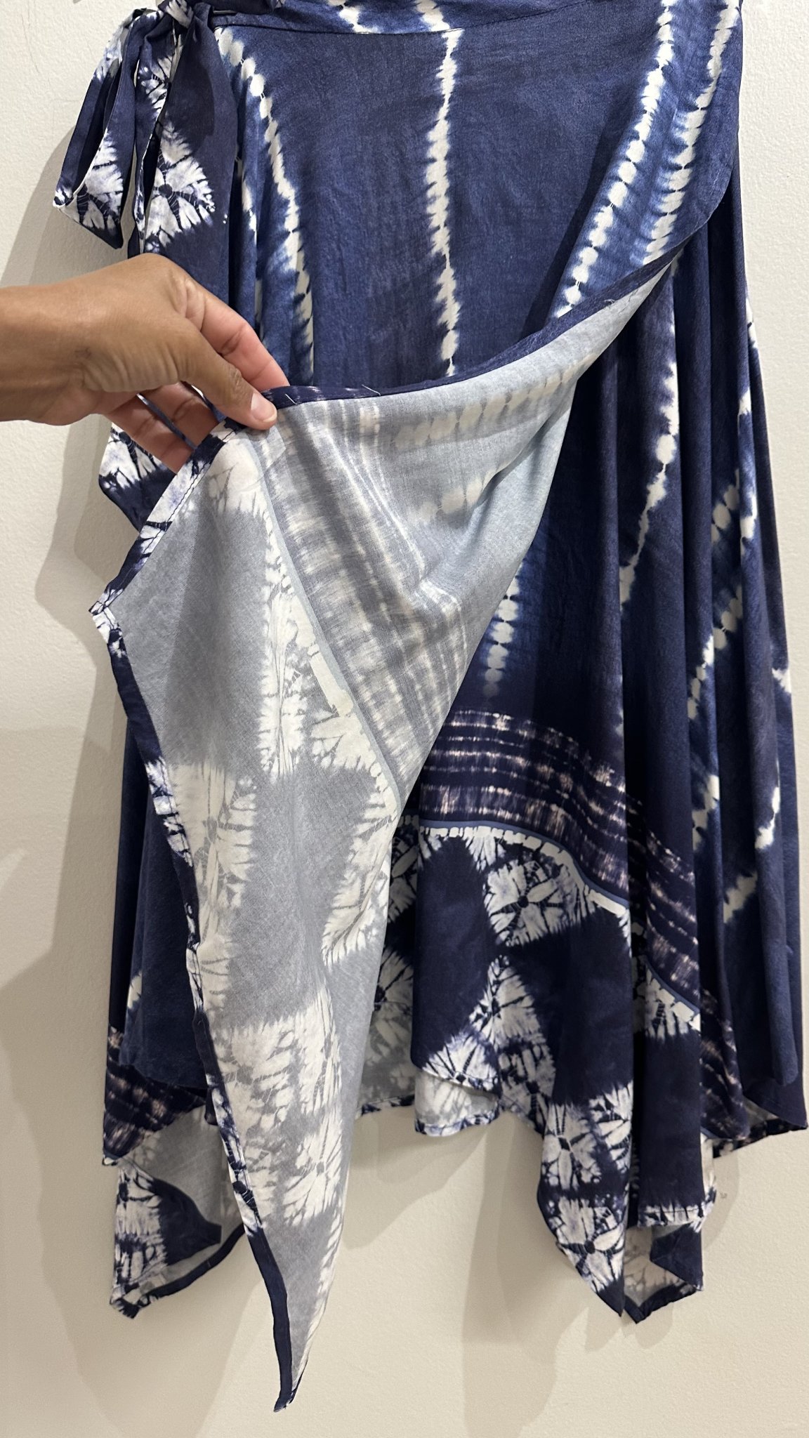 Saia envelope azul tyedye de viscose - M tamanho M - vista adicional 2