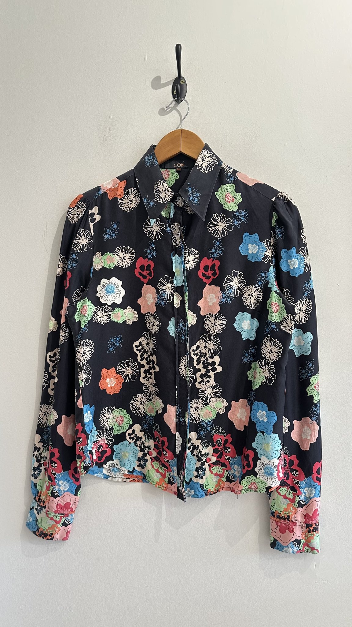 Camisa preta estampa floral colorida m/longa de seda Cori - 44 preto tamanho 44 - foto principal