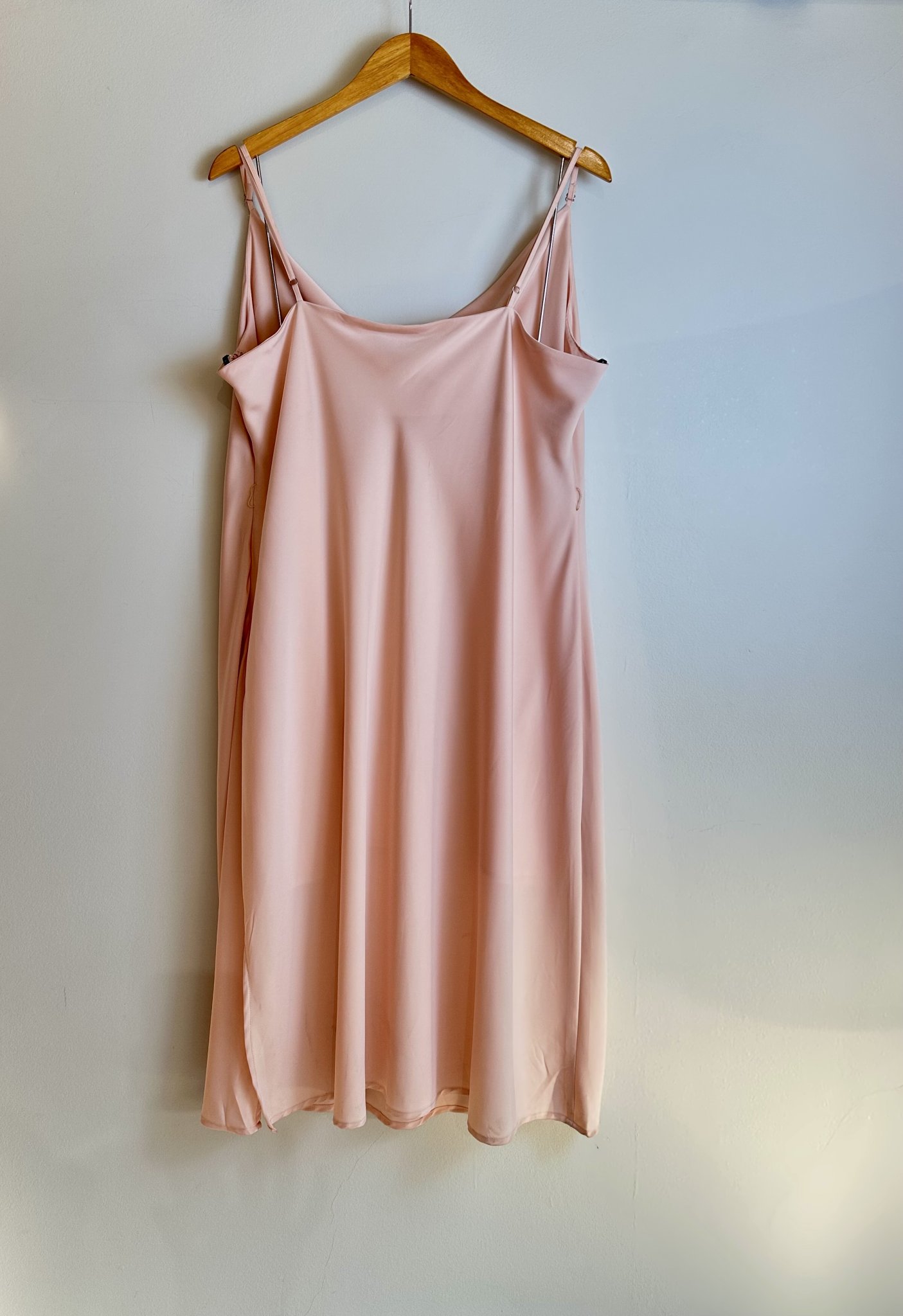 Vestido slipdress rose no cetim premium Forever 21 Bege - vista adicional 2