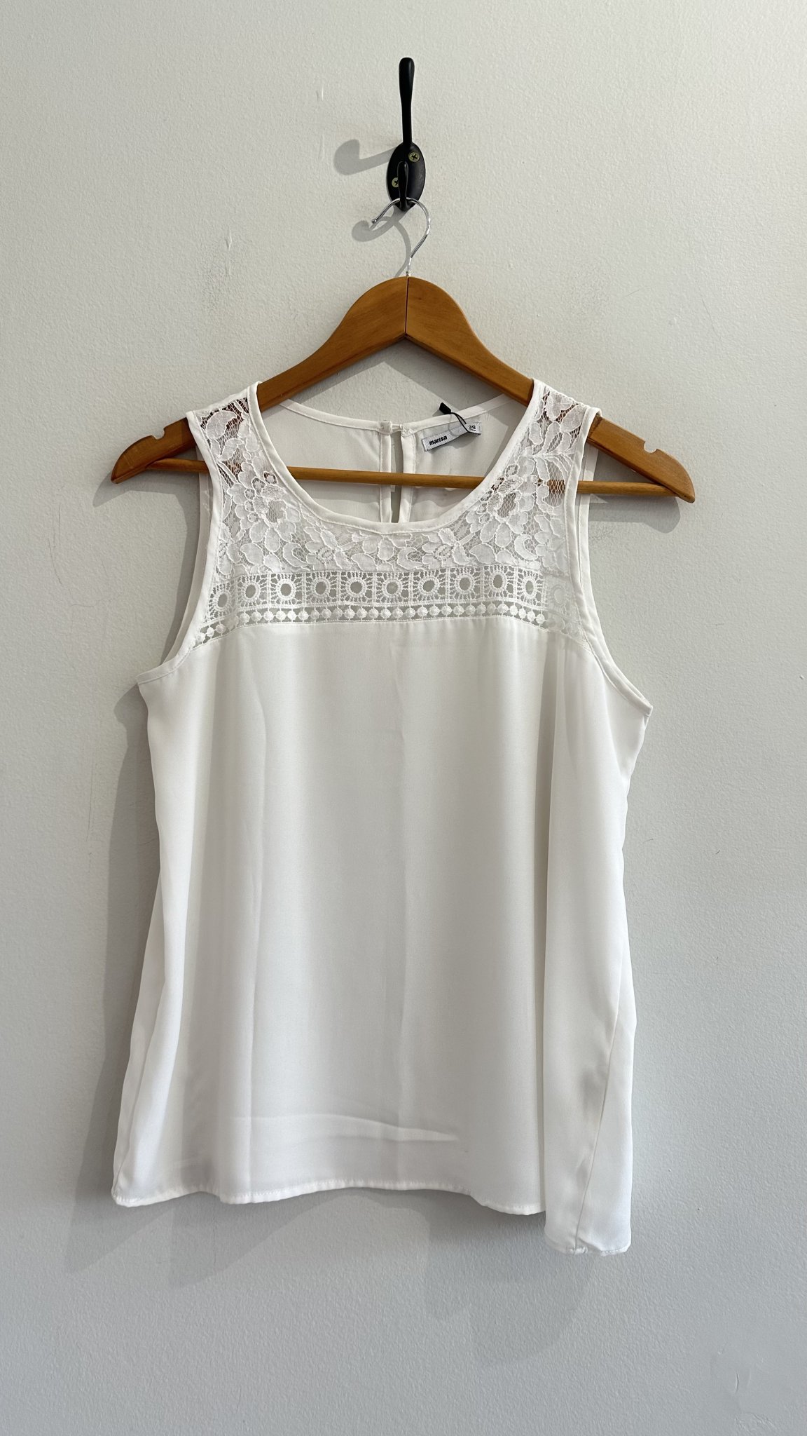 Blusa branca bom bordados e renda sem manga e com transparência Marisa Branco - foto principal