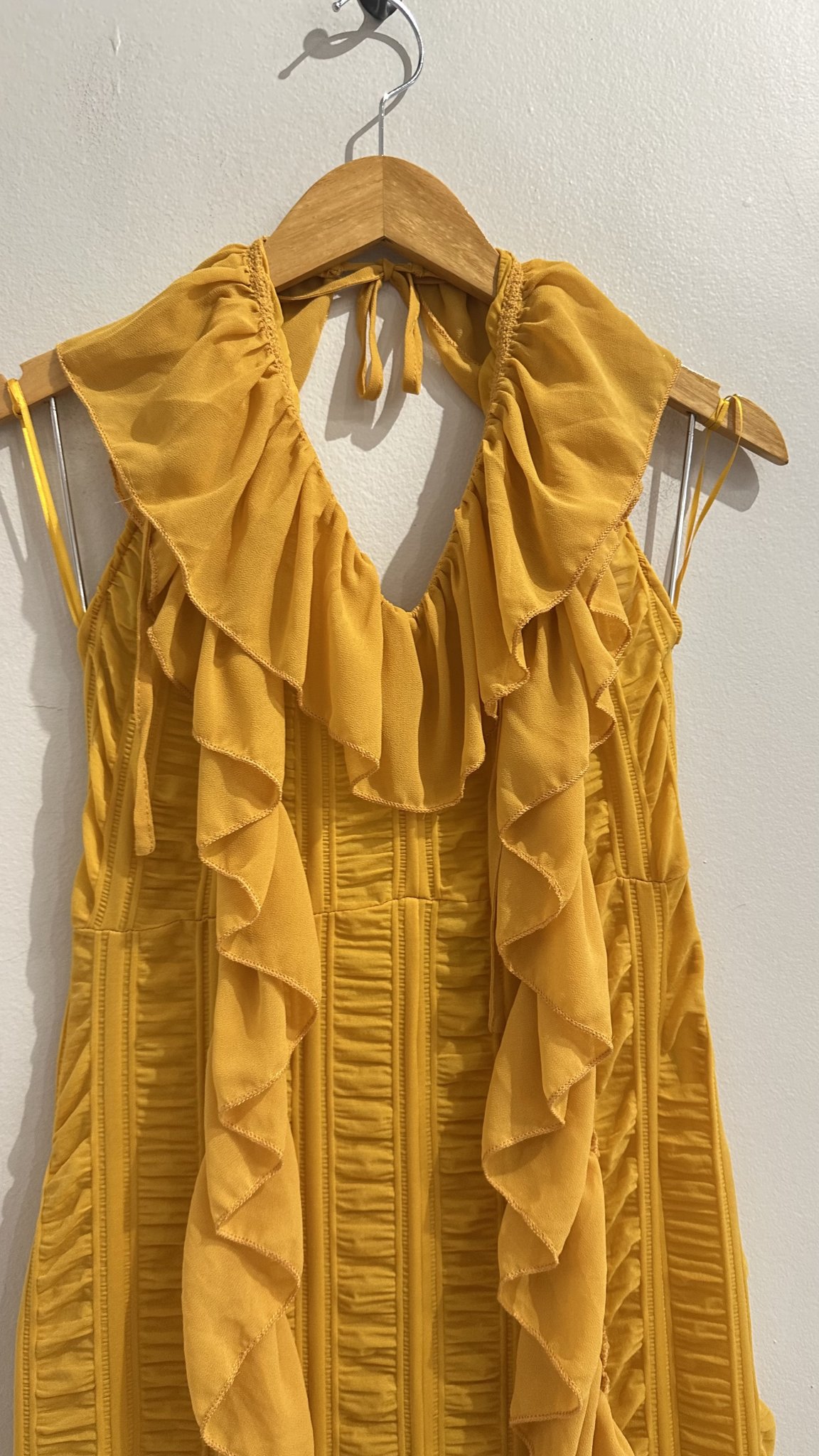 Vestido longo amarelo gema de tule c/babados s/manga e costas aberta Fashion Nova - P/M tamanho P/M - vista adicional 3
