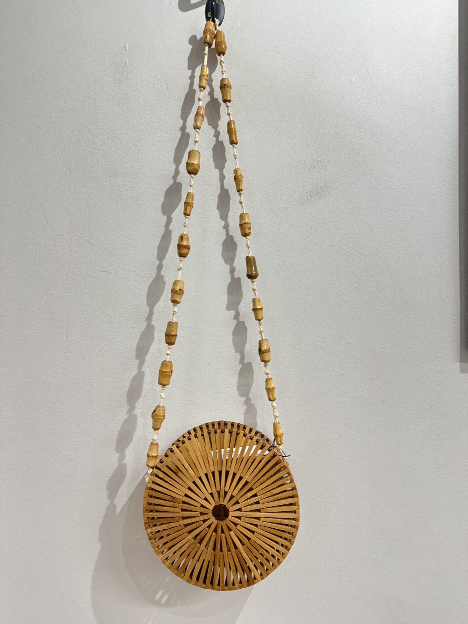 Bolsa redonda de madeira e bambum artesanal - foto principal