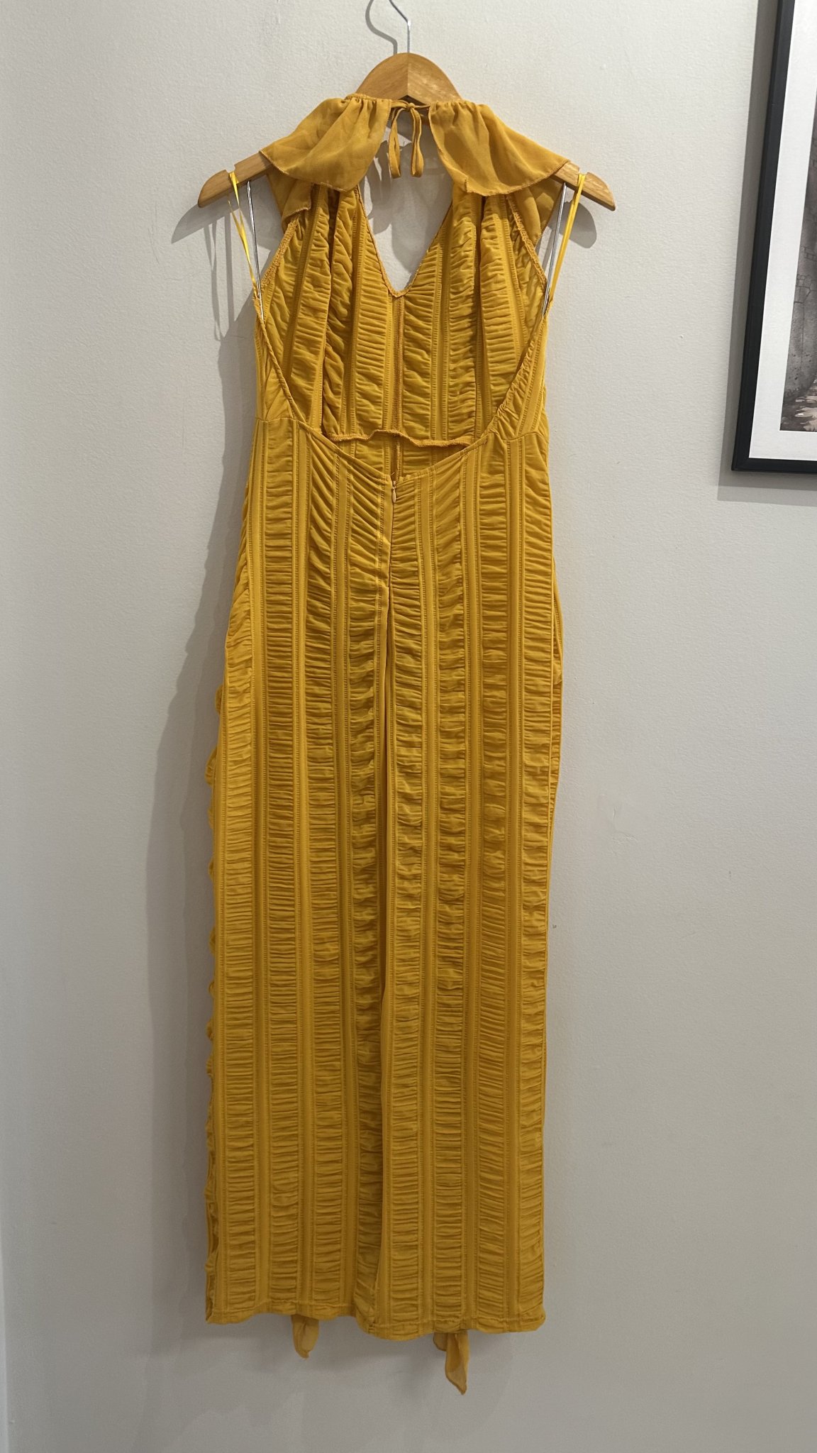 Vestido longo amarelo gema de tule c/babados s/manga e costas aberta Fashion Nova - P/M tamanho P/M - vista adicional 2
