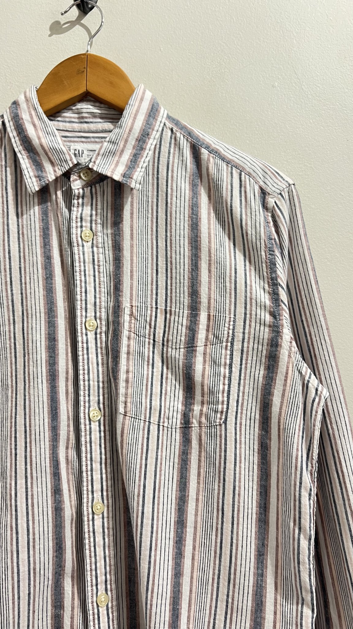 Camisa listrada branca de listras color m/longa Gap de linho e algodão - P branco tamanho P - vista adicional 2