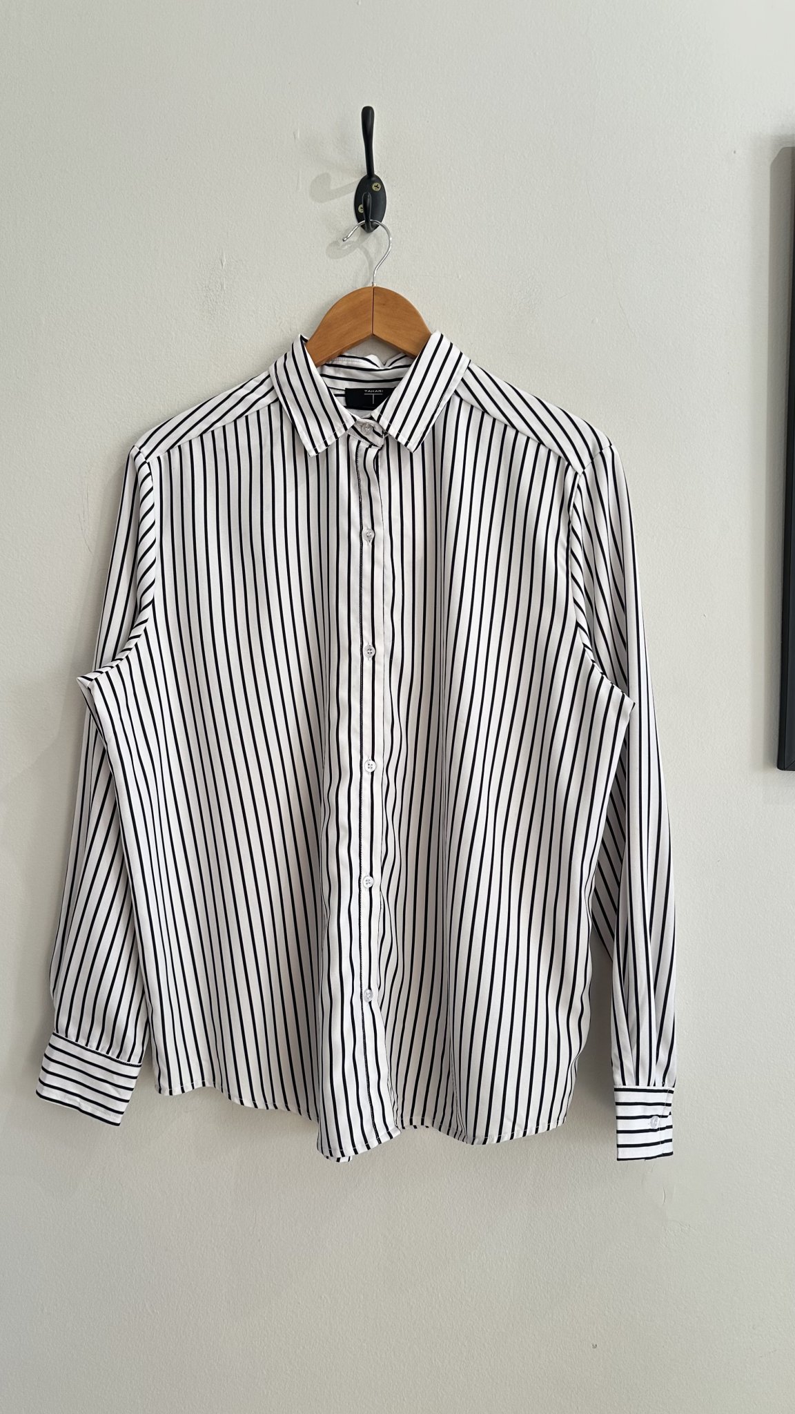 Camisa listrada P&B m/longa Tahari - P/M tamanho P/M - foto principal