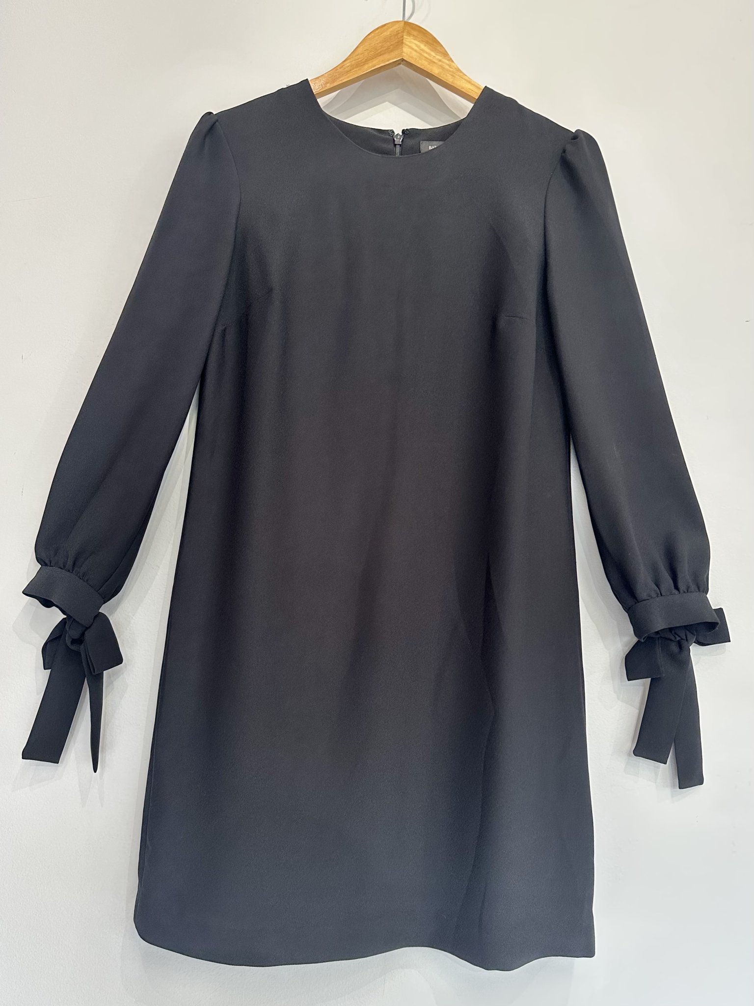 Vestido preto m/longa com amarração laço punho Banana Republic no poliéster - foto principal